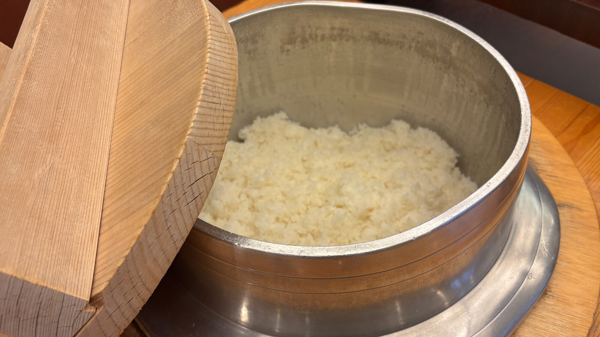 【早餐自助餐：上市產越光米、劍米】用傳統鍋子煮的米飯。