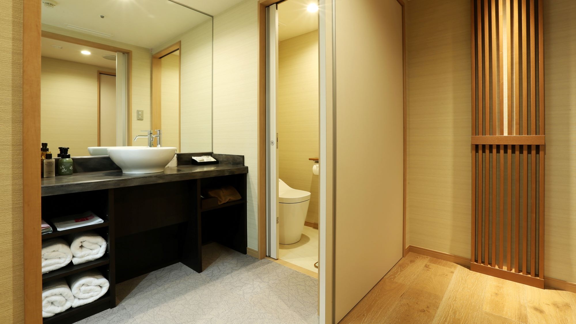 Main guest hall/Comfort Japanese-Western style room/Powder room *Image