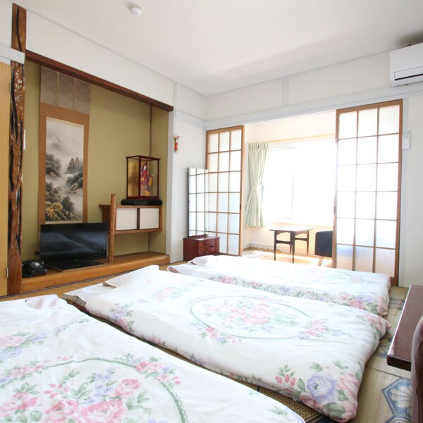 [Guest room] Japanese-style room with 8 tatami mats (bathroom and toilet included)