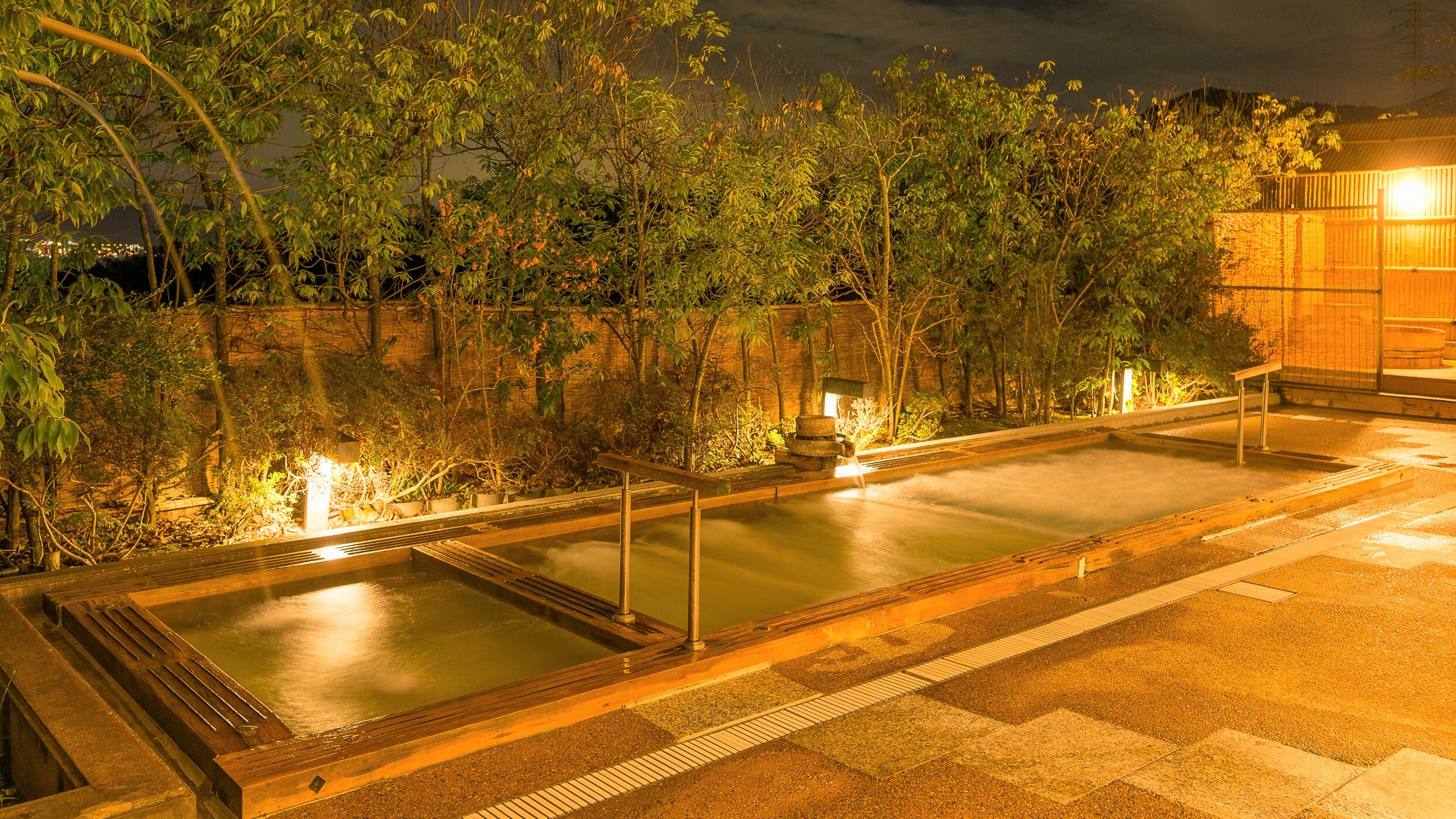 Large open-air bath (image)