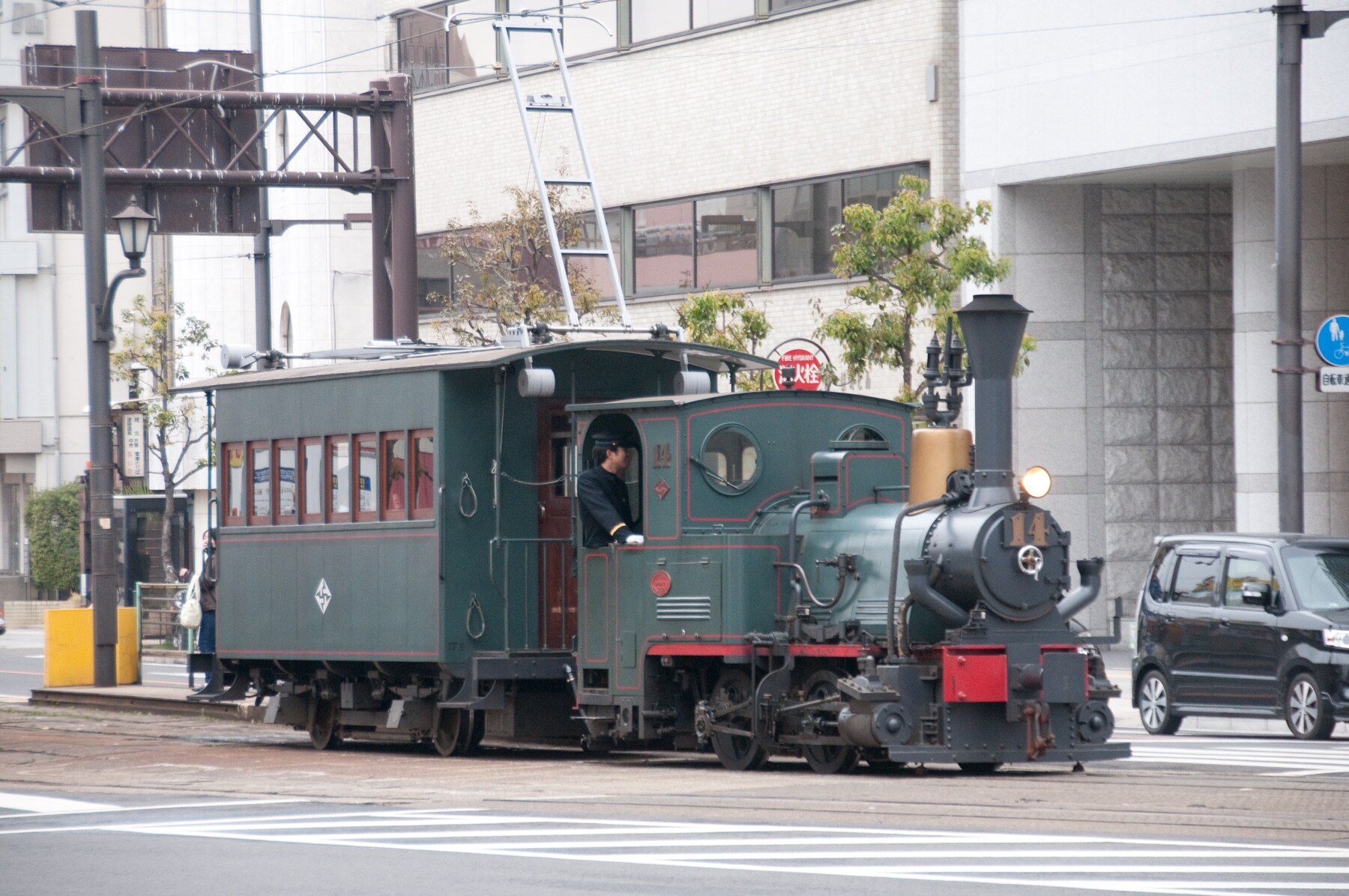 รถจักรไอน้ำที่ปรากฏในนวนิยายเรื่อง “Botchan” ของ Natsume Soseki วิ่งไปรอบเมือง!