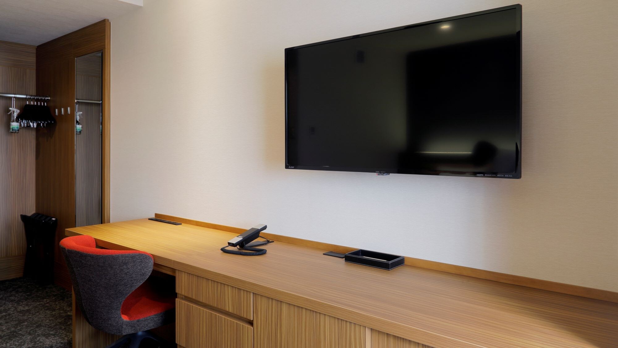 Moderate Twin Room / Wide Desk / Wall-mounted TV ~