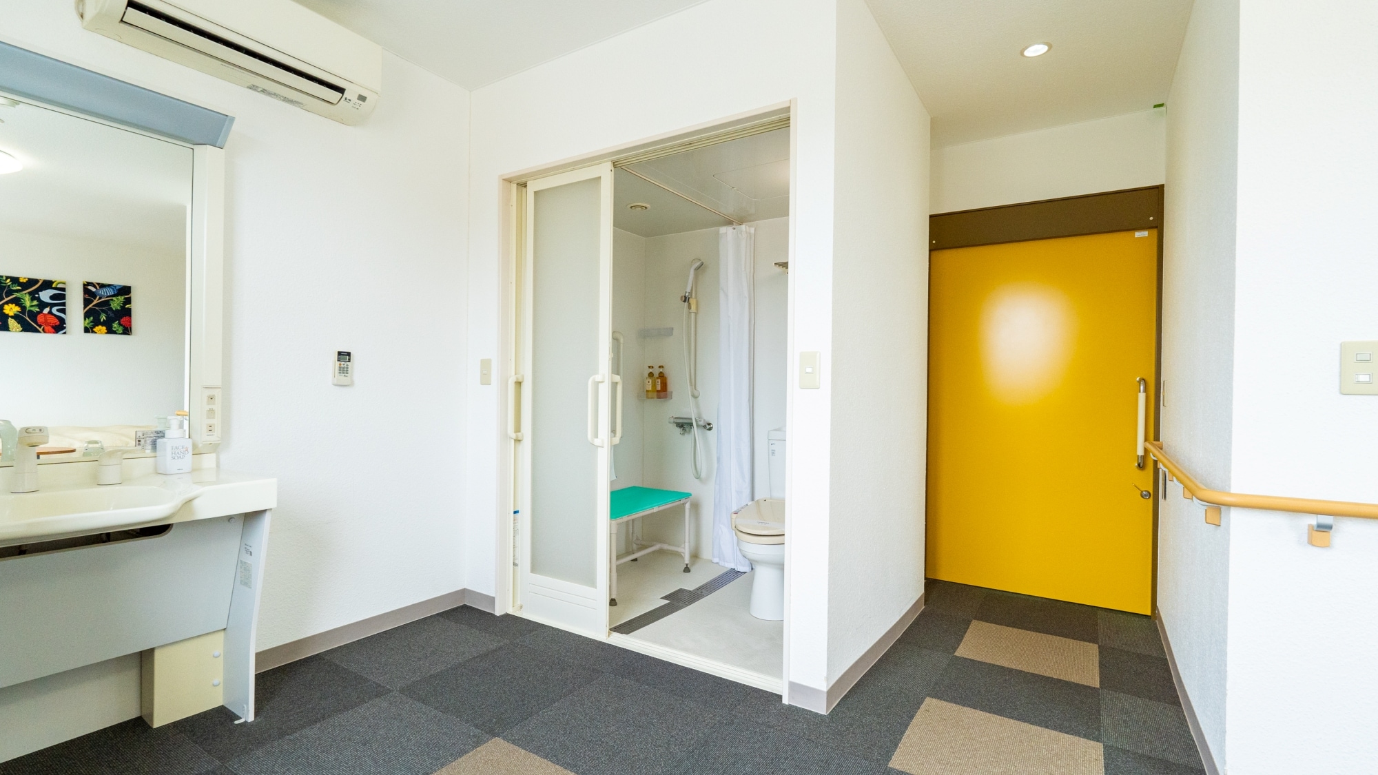 Phòng Universal: Lối vào có cửa trượt lớn, giúp người dùng xe lăn dễ dàng ra vào.