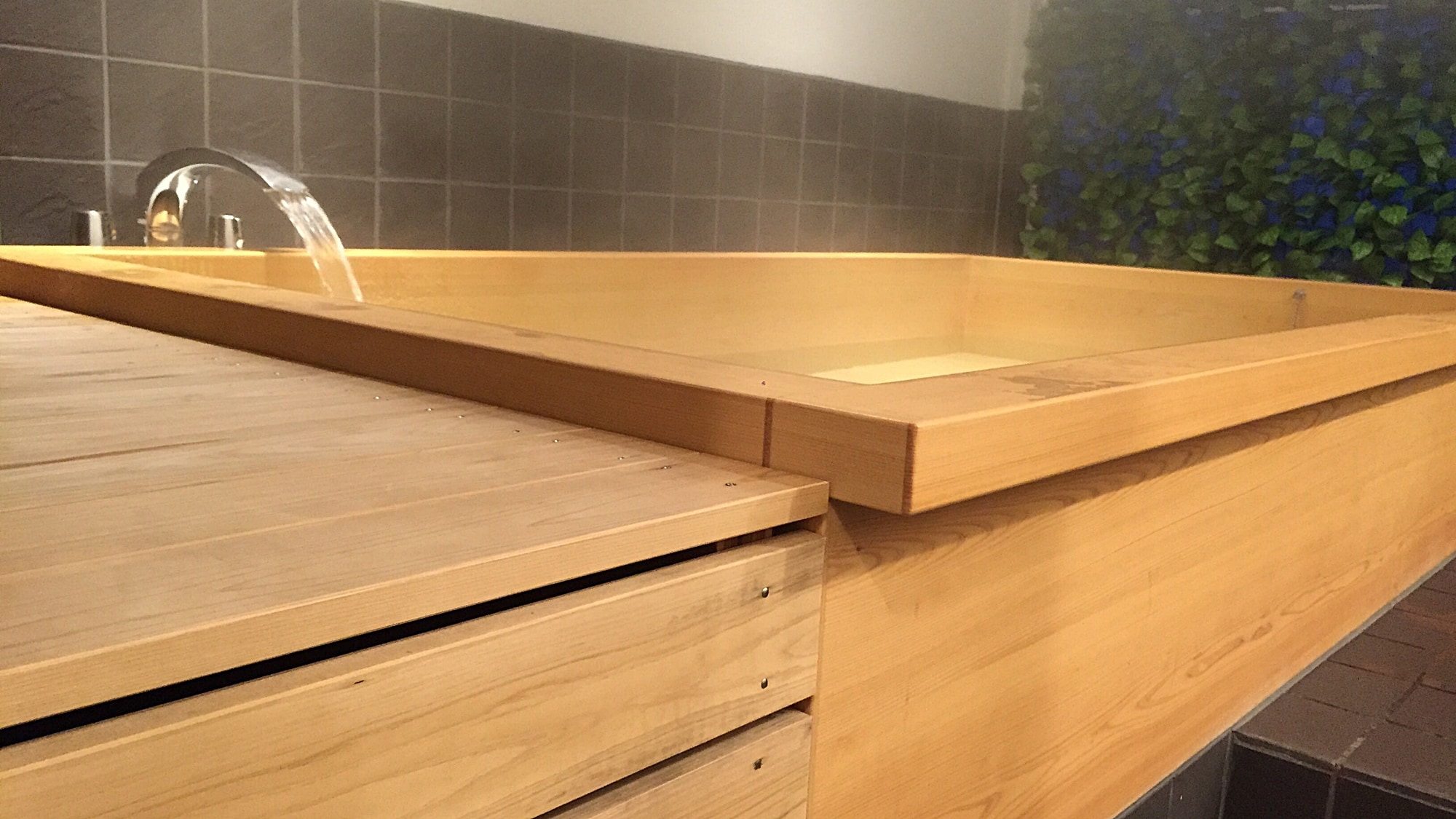 *Baths: Separate baths for men and women. Enjoy a relaxing bath in the cypress bathtub.