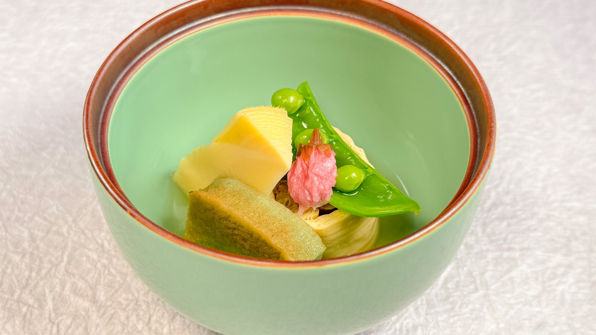 "Hidangan rebus" Toji-maki (pakis panggang), mugwort, rebung, dan bunga sakura