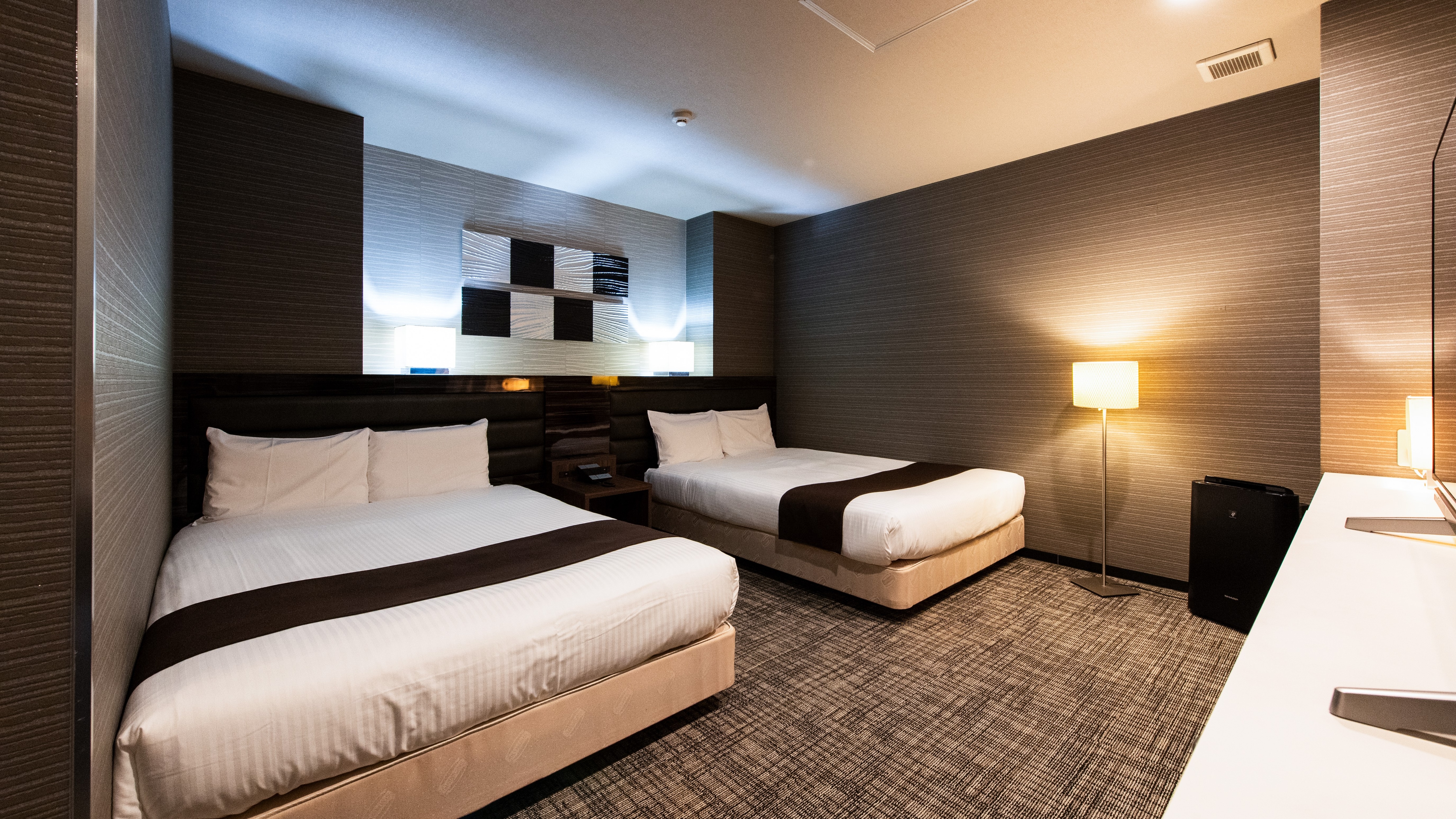 *Deluxe Twin: A room equipped with two Simmons 140cm wide beds and one sofa bed.