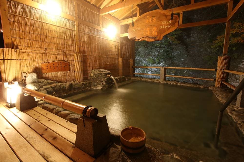 An open-air bath that flows directly from the source spring, a murmuring hot spring
