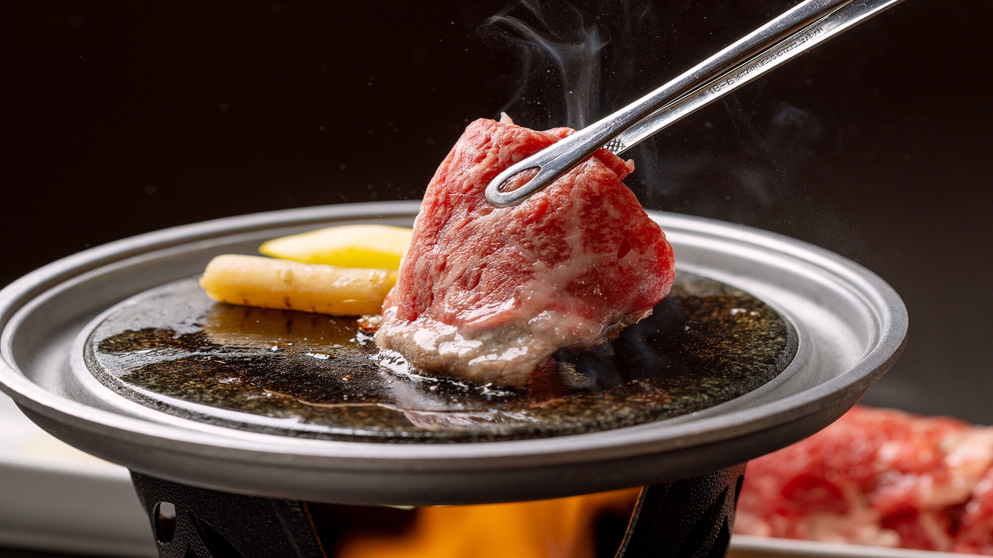 如果您想要搭配強烈的配菜，請享用北海道牛肉「北海之黑」的烤涮鍋，搭配您最喜歡的熟度和調味料。