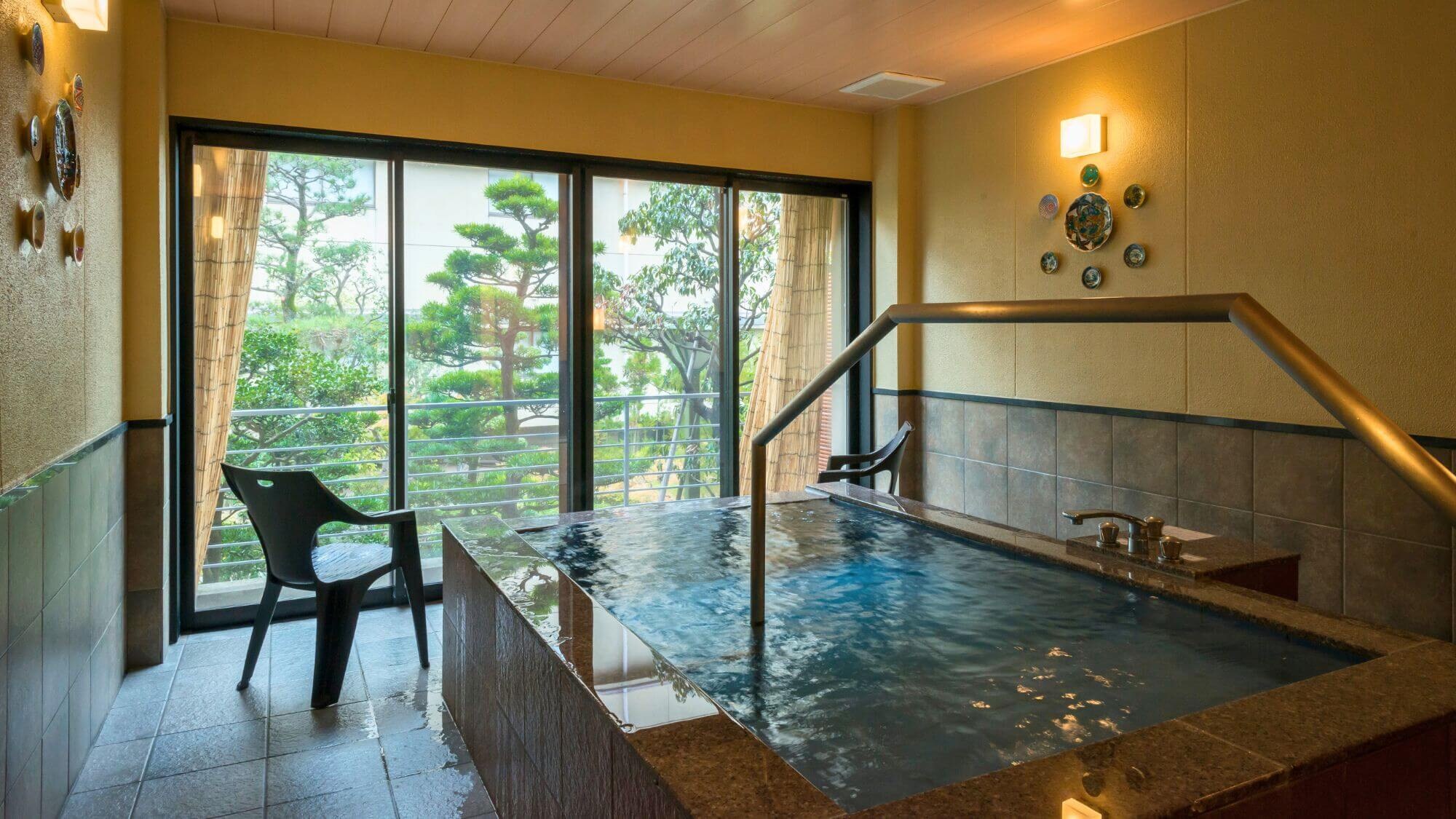 The private bath "Kutani no Yu" is a tub where you can relax while looking out at the courtyard, and the water flows directly from the hot spring.