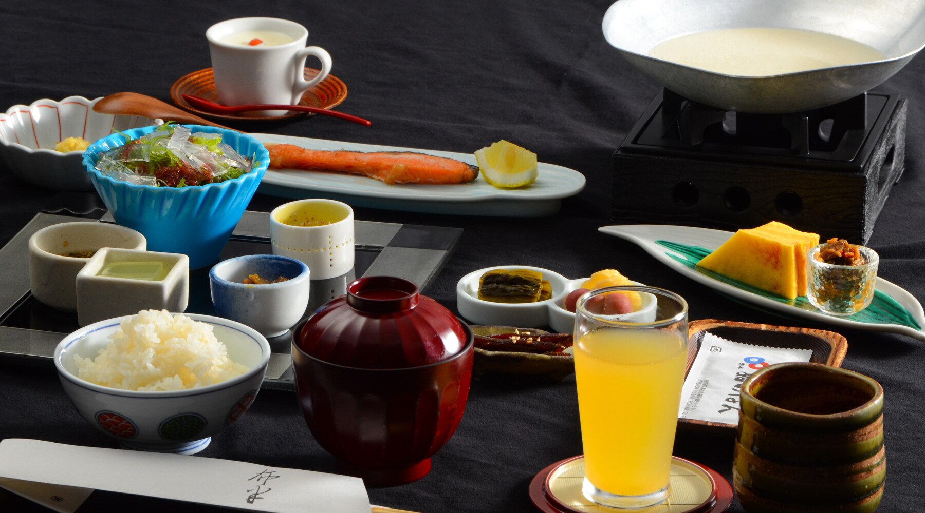 Breakfast at a long-established hot spring inn [Japanese breakfast] Soy milk hotpot and a menu rich in Suwa's local flavor