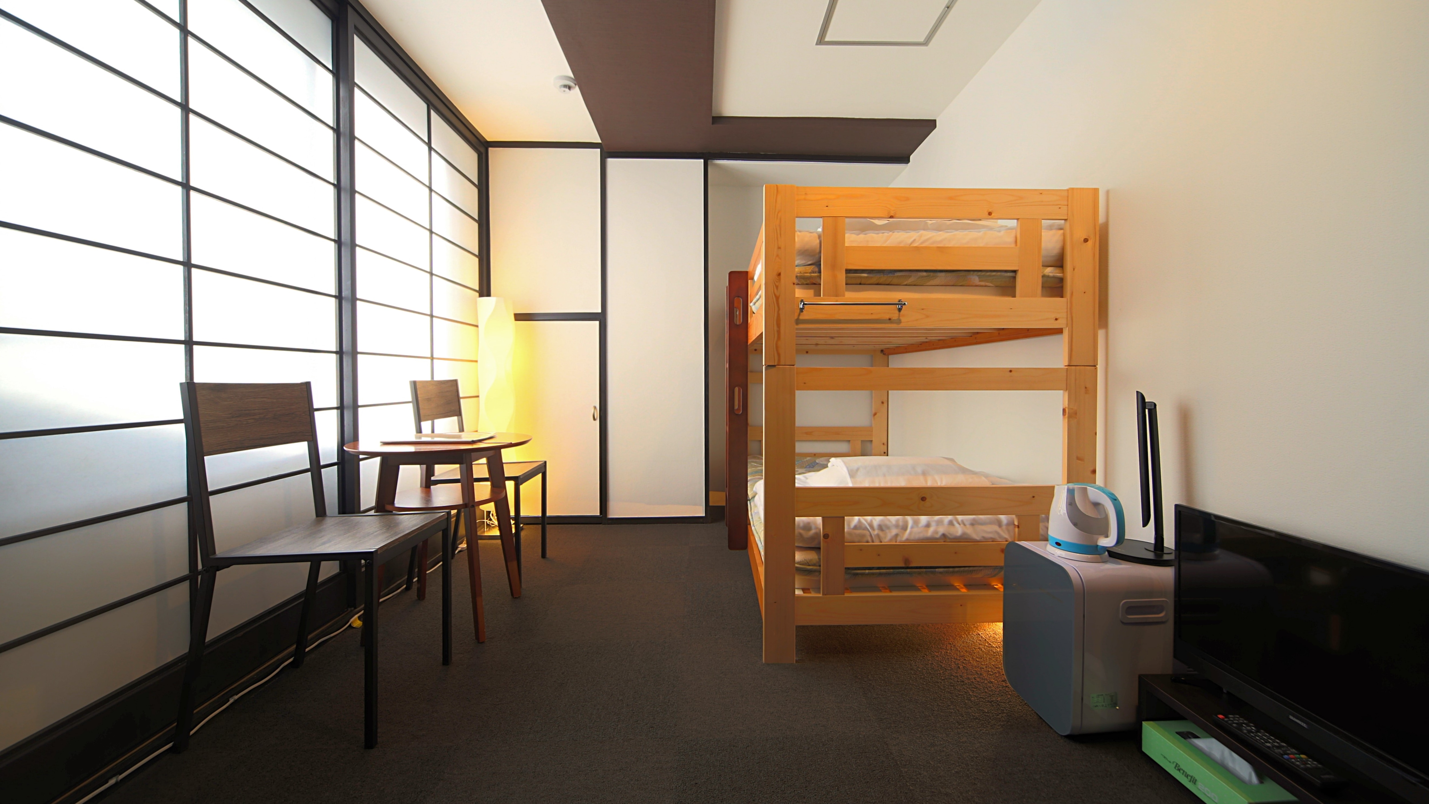Twin bunk bed
