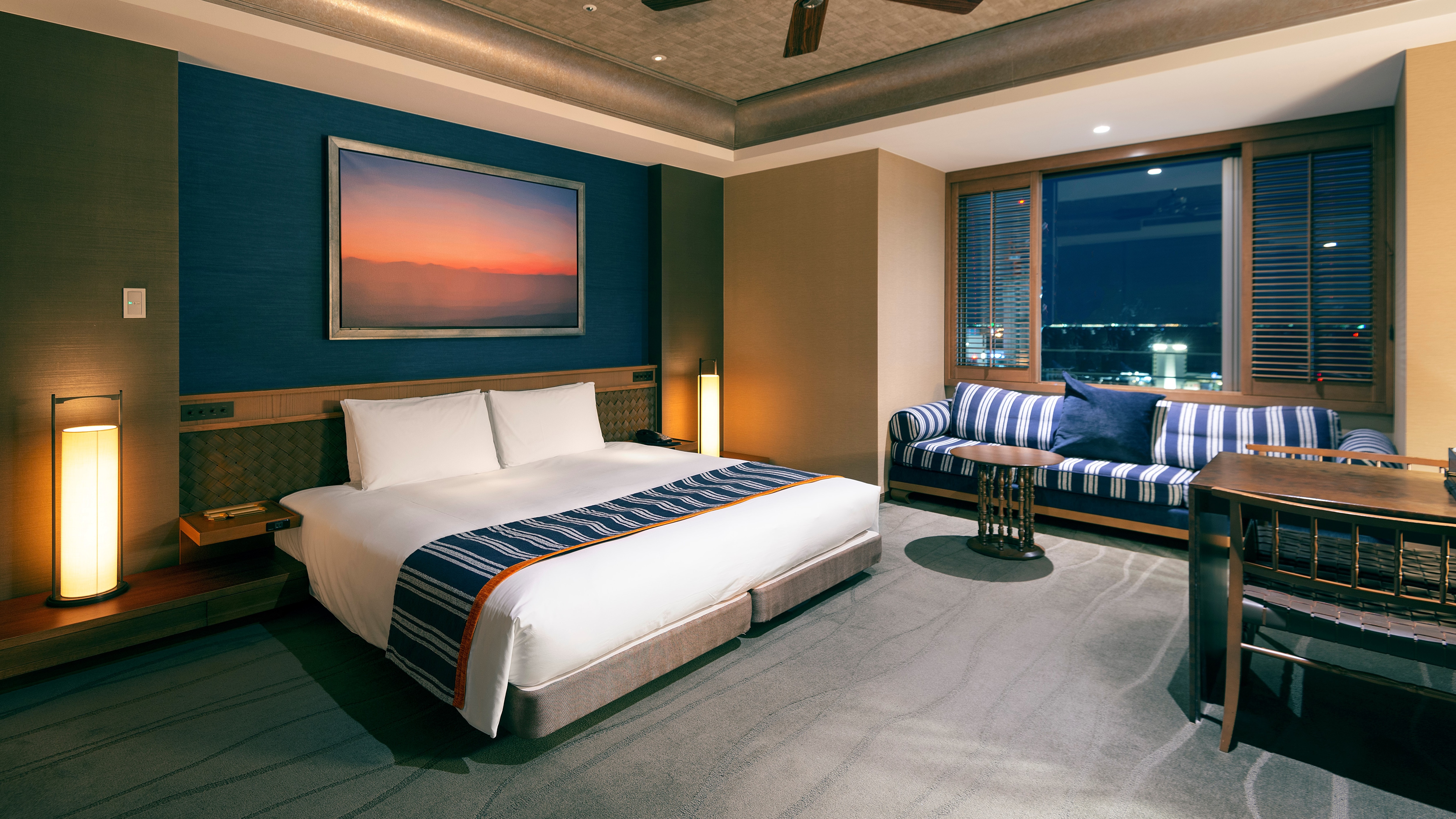Deluxe King Harborside / Corner Room / Minibar Free
