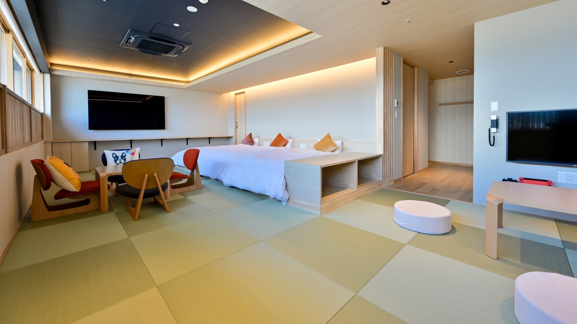 [Japanese Suite - Kumo] Equipped with a large screen TV. Please use it during your stay in the room.