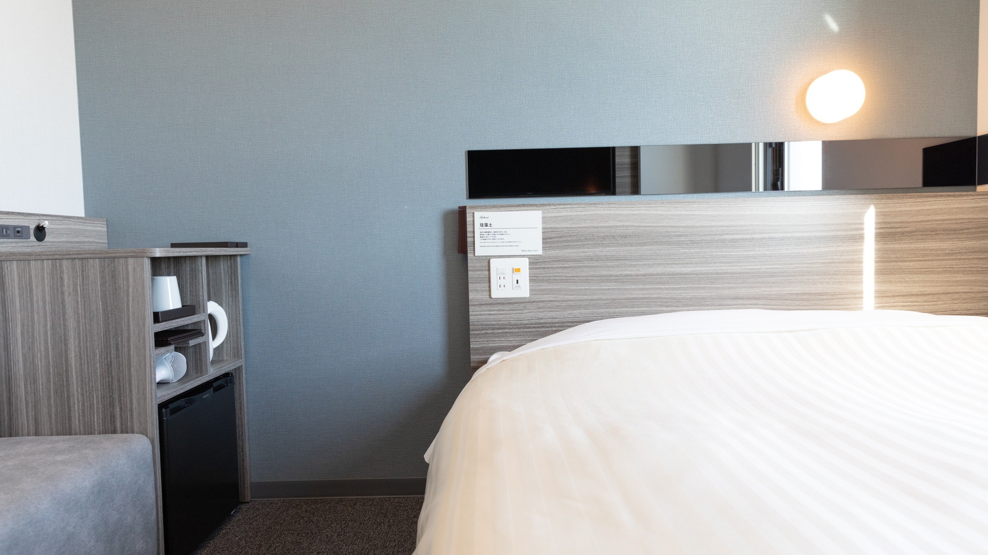 Một chiếc giường rộng 150cm và một tấm nệm có độ cứng vừa phải sẽ đảm bảo cho bạn một giấc ngủ ngon.