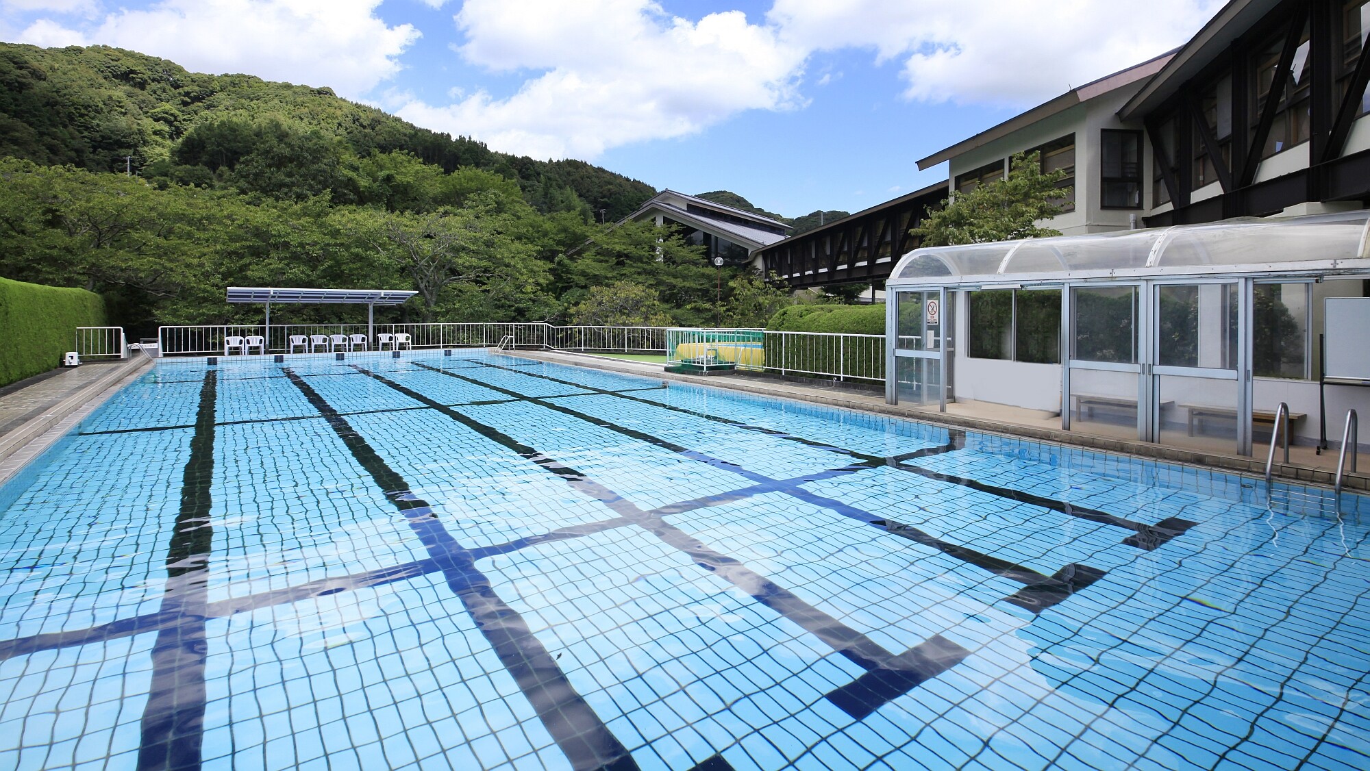 室外游泳池的範例
