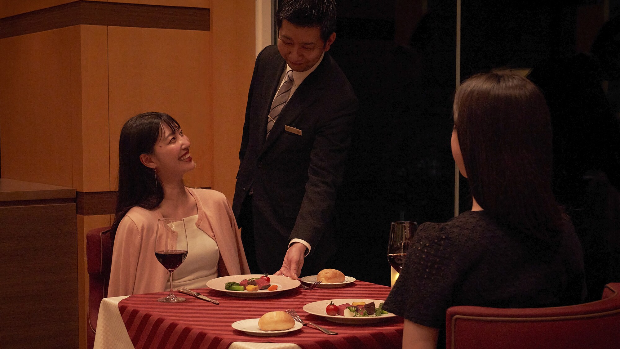 [Main dining room image] Enjoy a gourmet dining space created by our chef and sommelier.