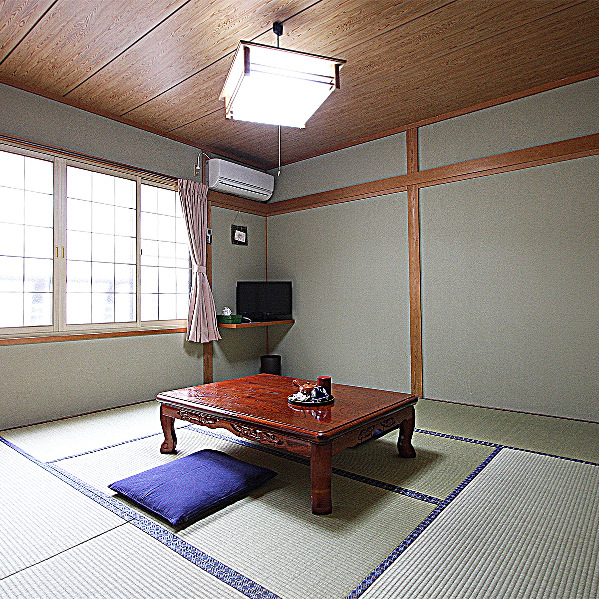 Japanese-style room (8 tatami mats)