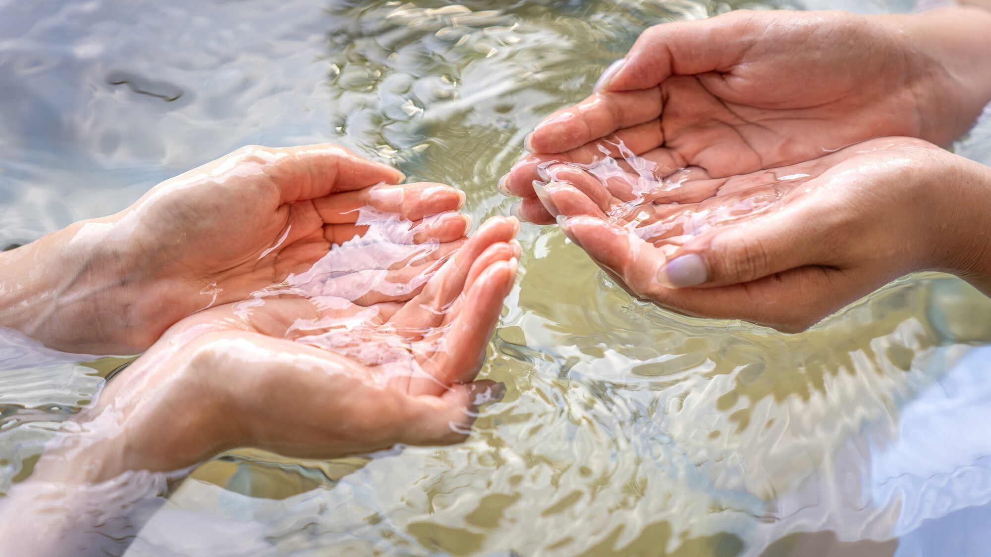 The hot spring water, which flows directly from the source, is viscous.