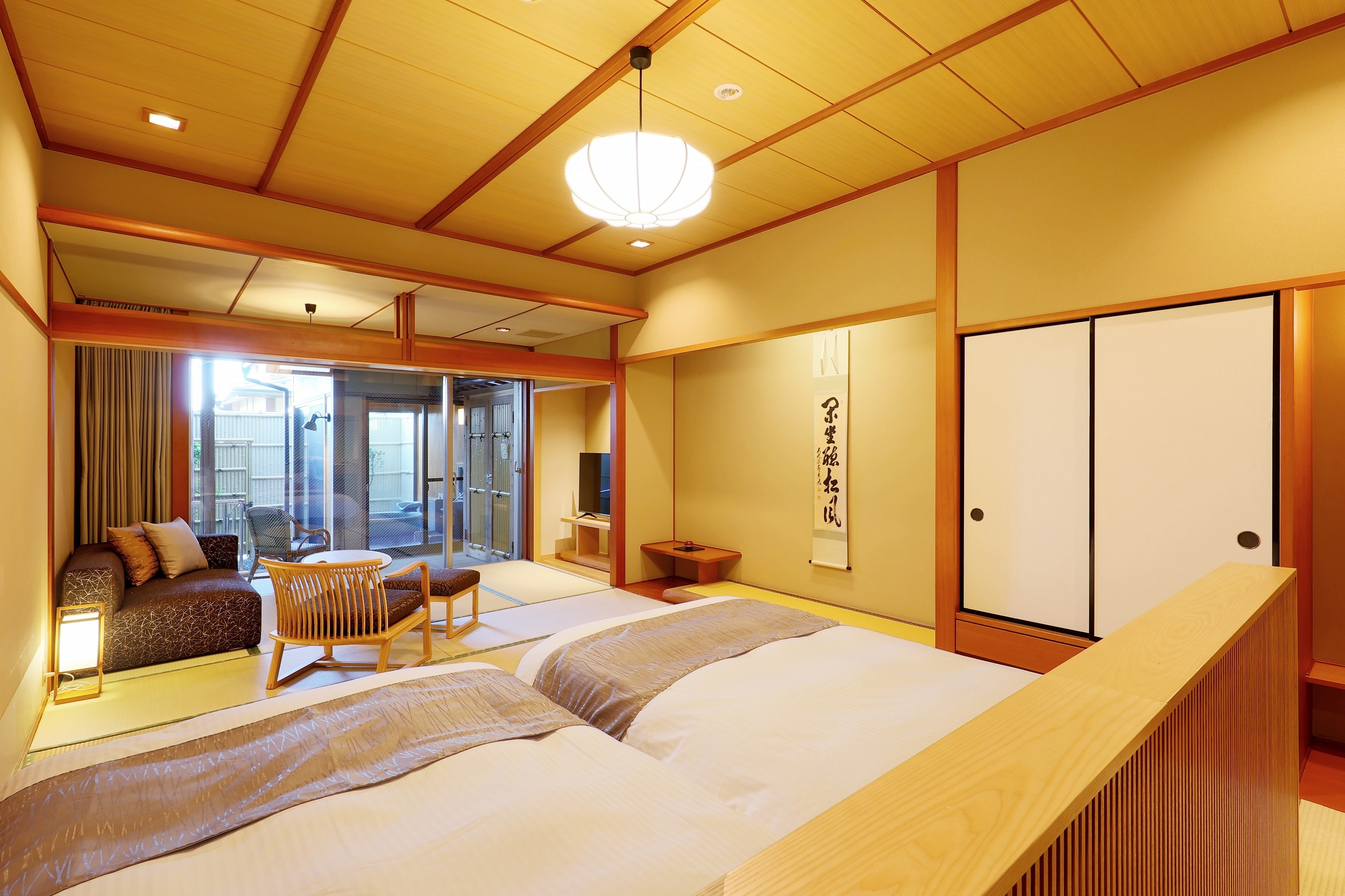 附露天溫泉浴池的雙床現代日式客房：客房。