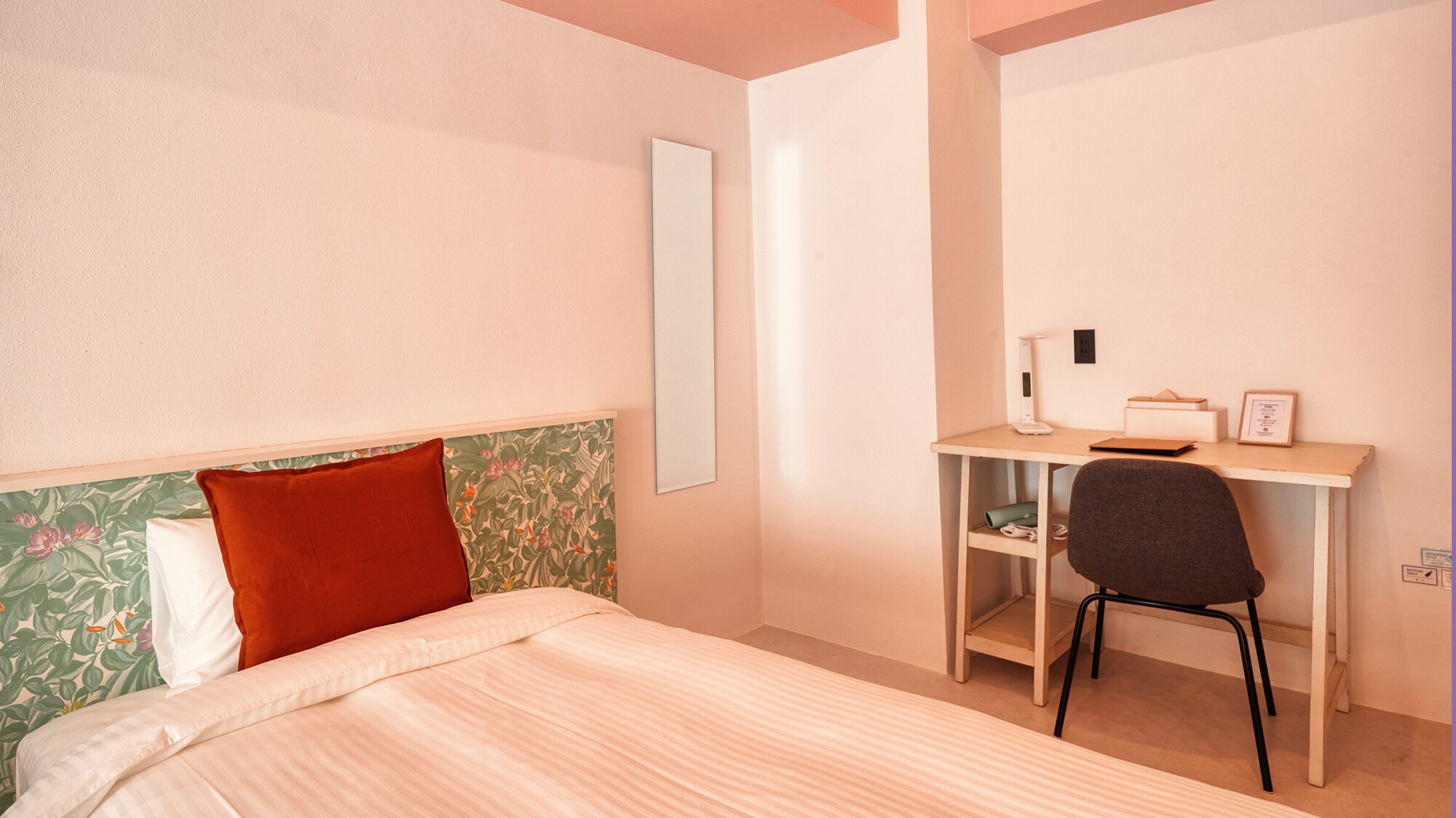 큰 창문에서 밝은 빛이 들어오는 방. 오키나와의 온화한 햇살을 느낄 수 있습니다.