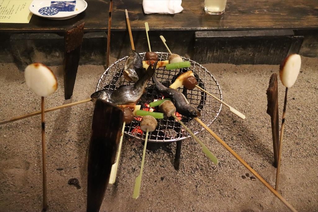 囲炉裏を囲んで夕飯_R.jpg