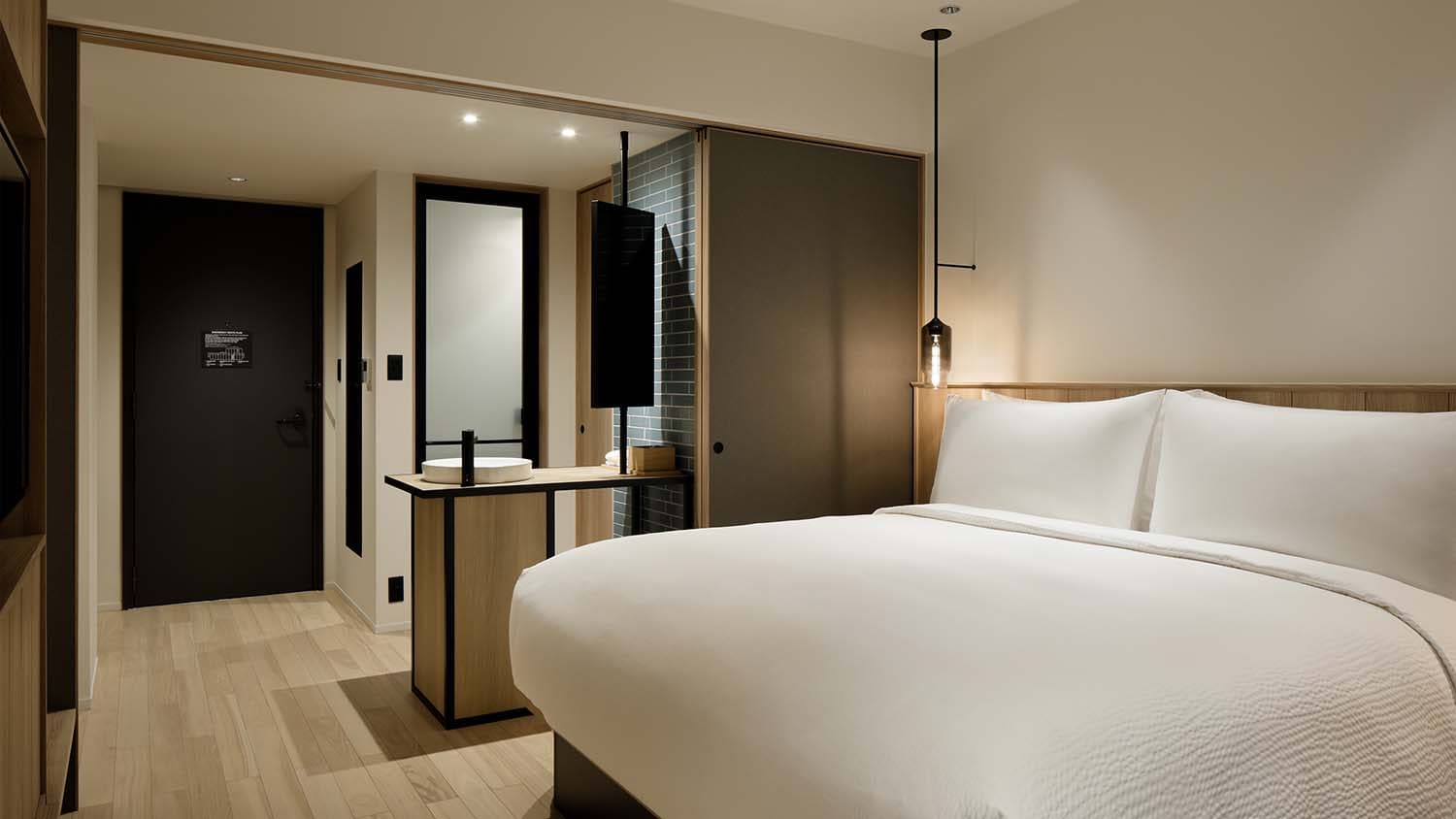 大床房：25平方米，无烟，床宽180厘米，在简约而温馨的空间中放松身心。