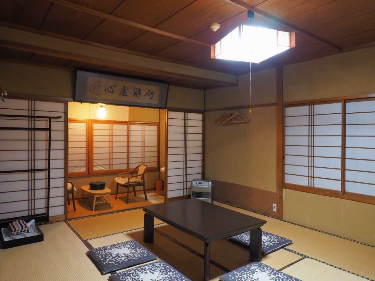 A nostalgic Japanese-style room that makes you feel like you've traveled back in time