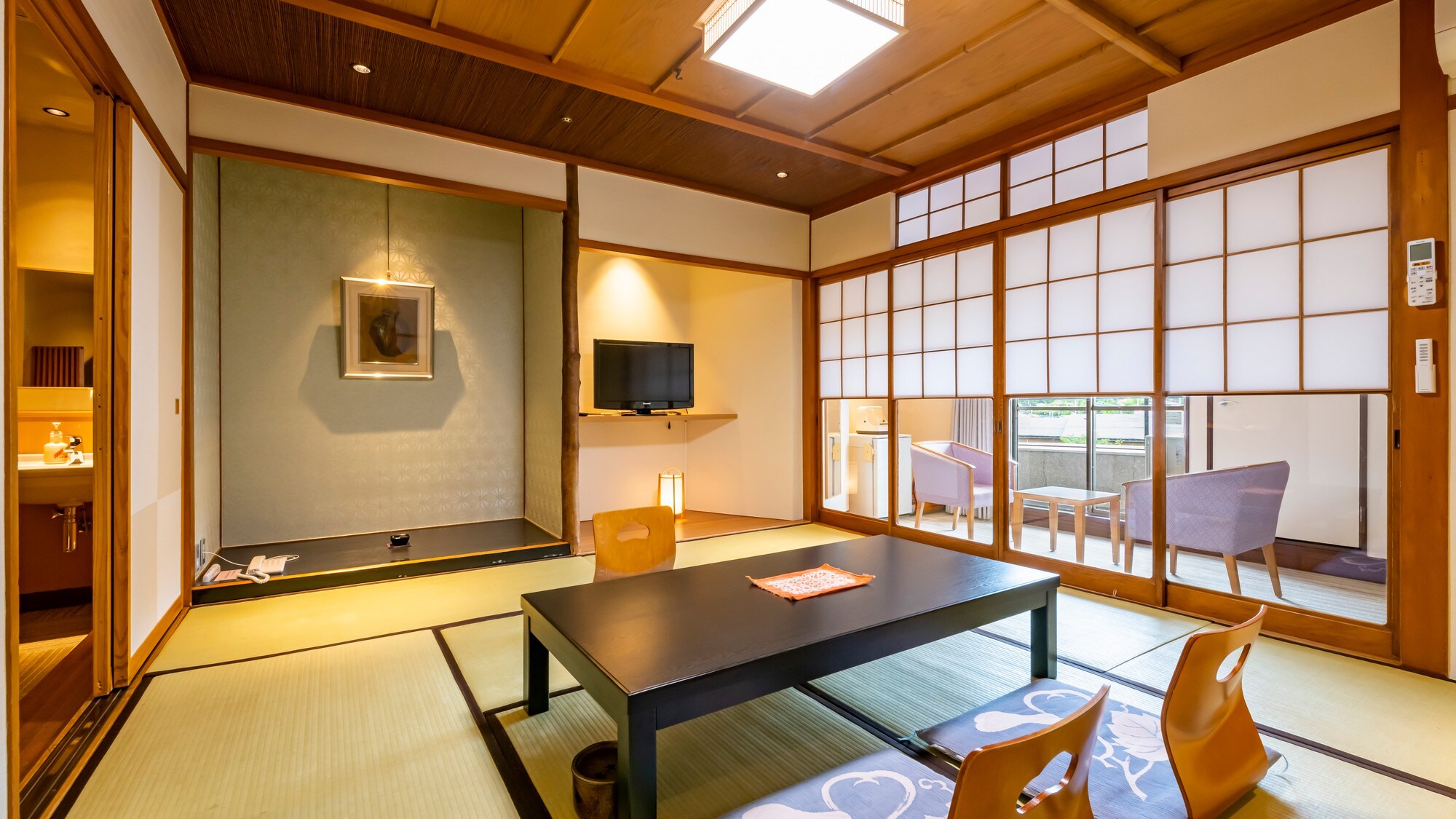 Honmaru relaxing Japanese-style room. A room where the traditional Japanese atmosphere matches with modern interior.