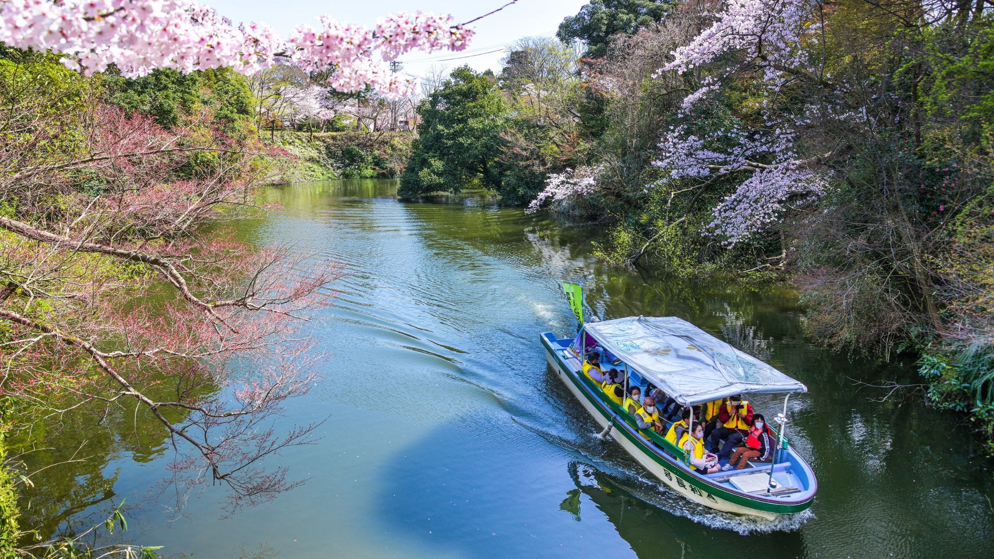 [Taman Kastil Takaoka] 30 menit dengan mobil. Perahu rekreasi beroperasi selama musim bunga sakura di musim semi dan musim gugur ketika dedaunan berubah warna.