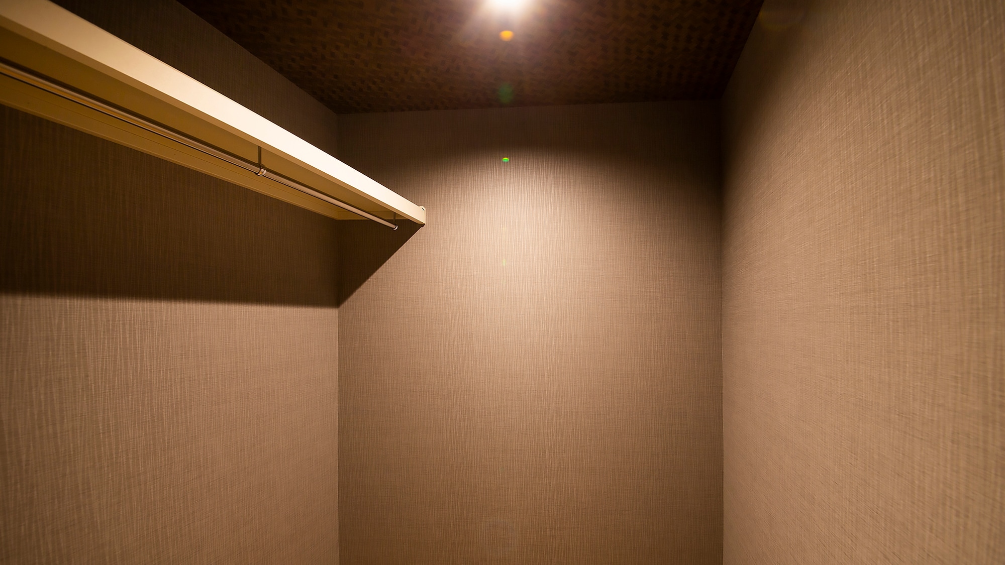 [Guest room with open-air bath on the top floor-moonlit night view] Walk-in closet