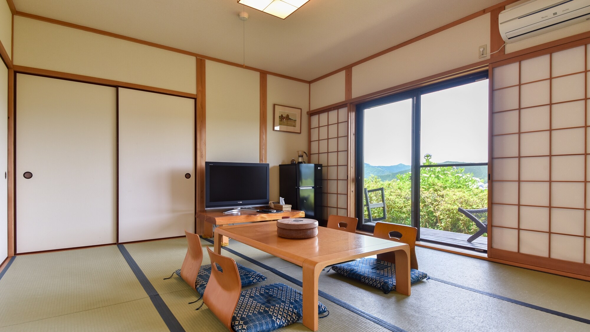 * [Two Japanese-style rooms, 8 + 8 tatami mats each] A spacious room perfect for groups.