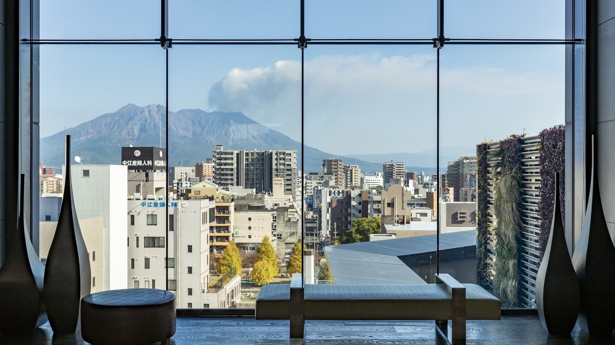 ล็อบบี้ที่มองเห็นซากุระจิมะอันยิ่งใหญ่