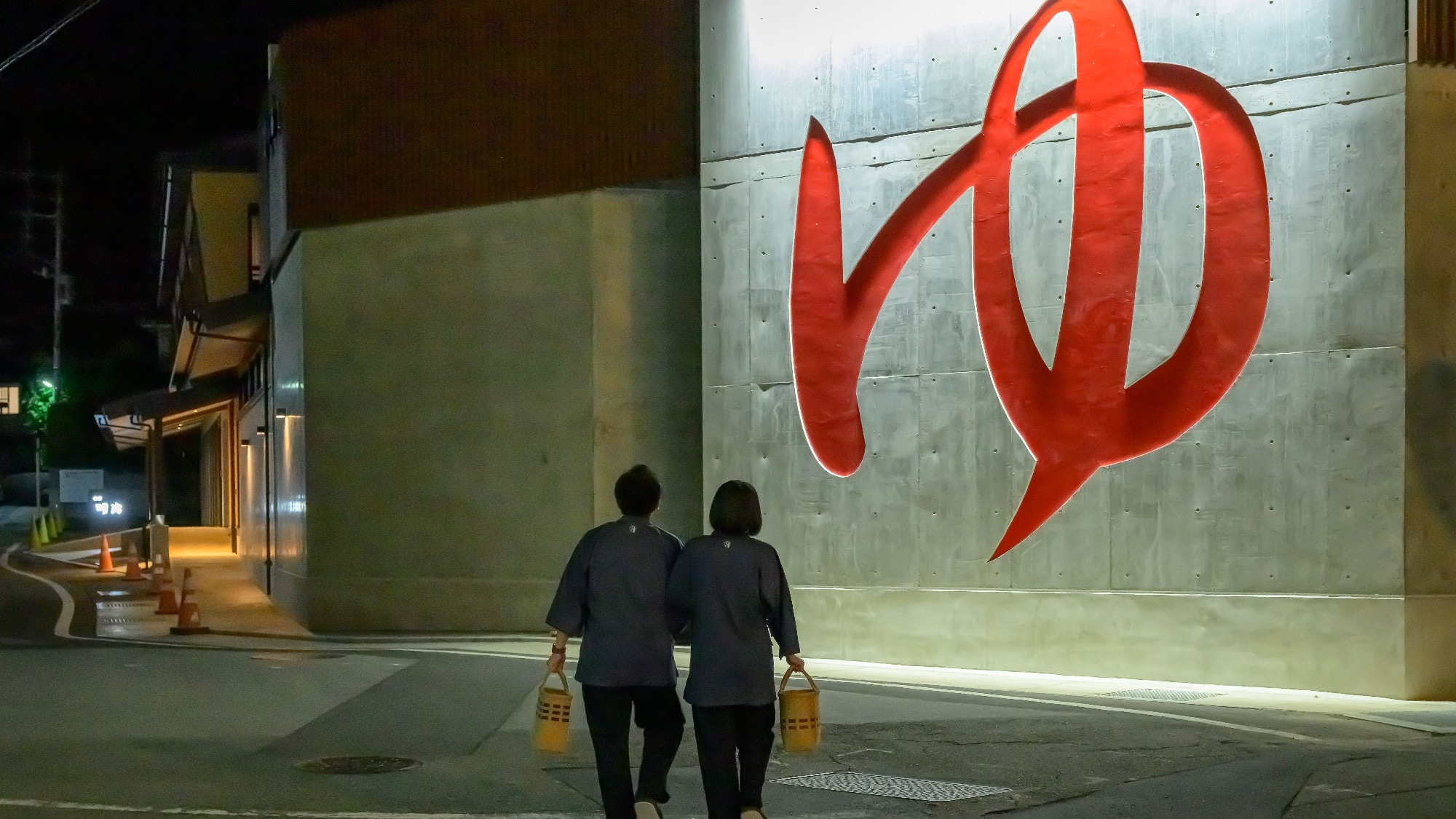 [ภายนอก] ตัวอักษร "ยู" โดดเด่นแม้จากระยะไกล