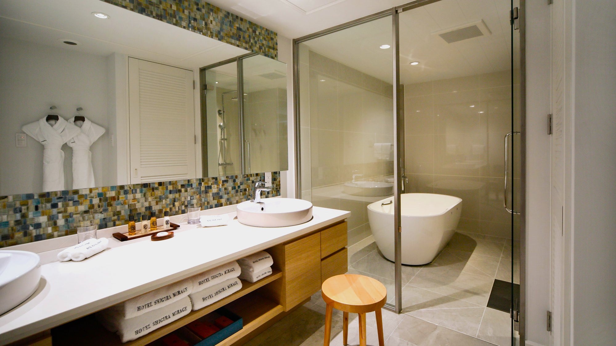 [Bayside/Family Pool Suite] Powder room with double sinks that can be used alongside children