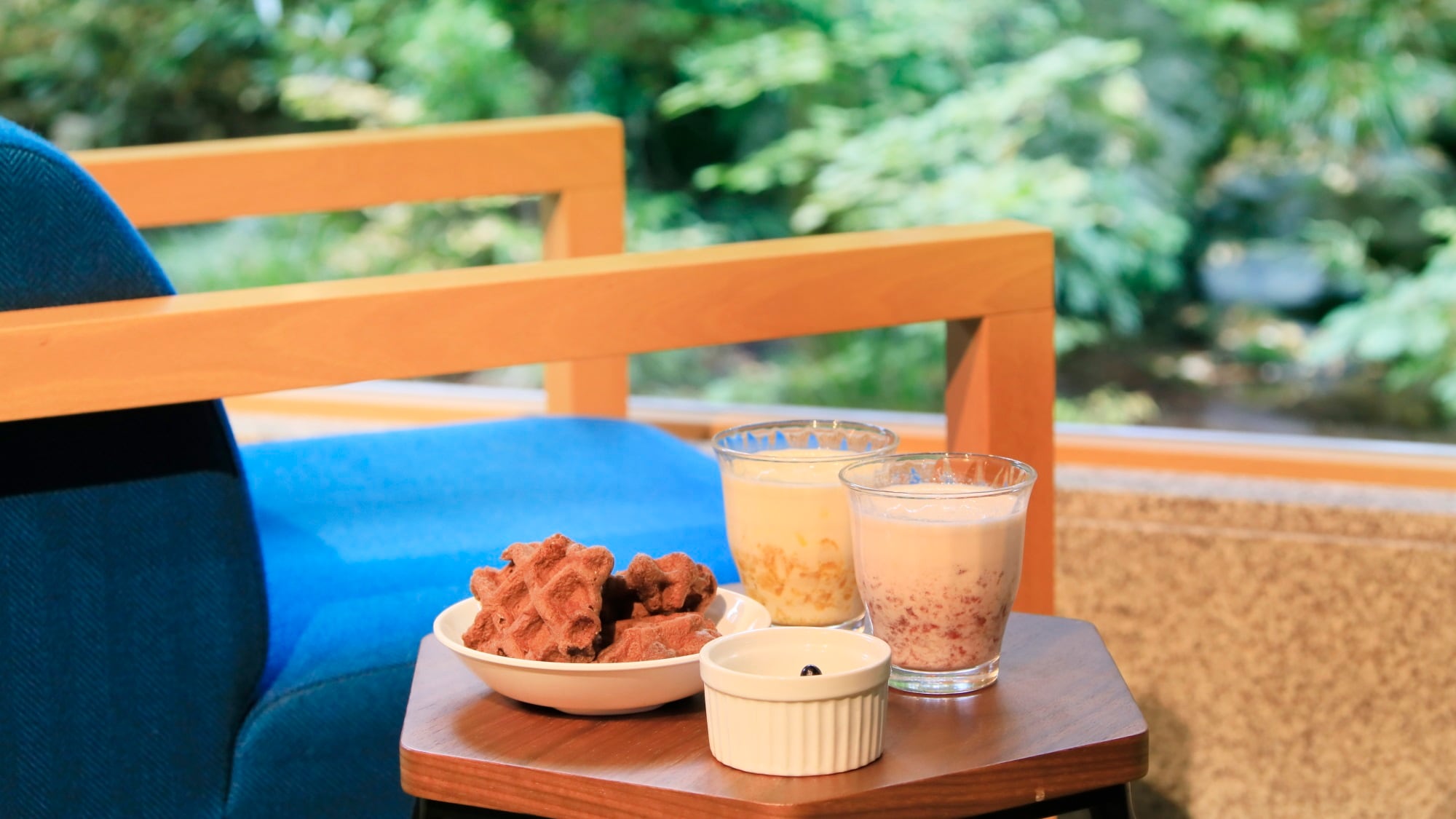[Lobby lounge] Enjoy tea time while watching the waterfall