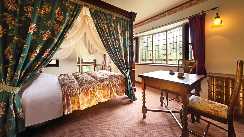 房间采用在英国使用了数十年的老式家具制成，就像一座古老的英国别墅。