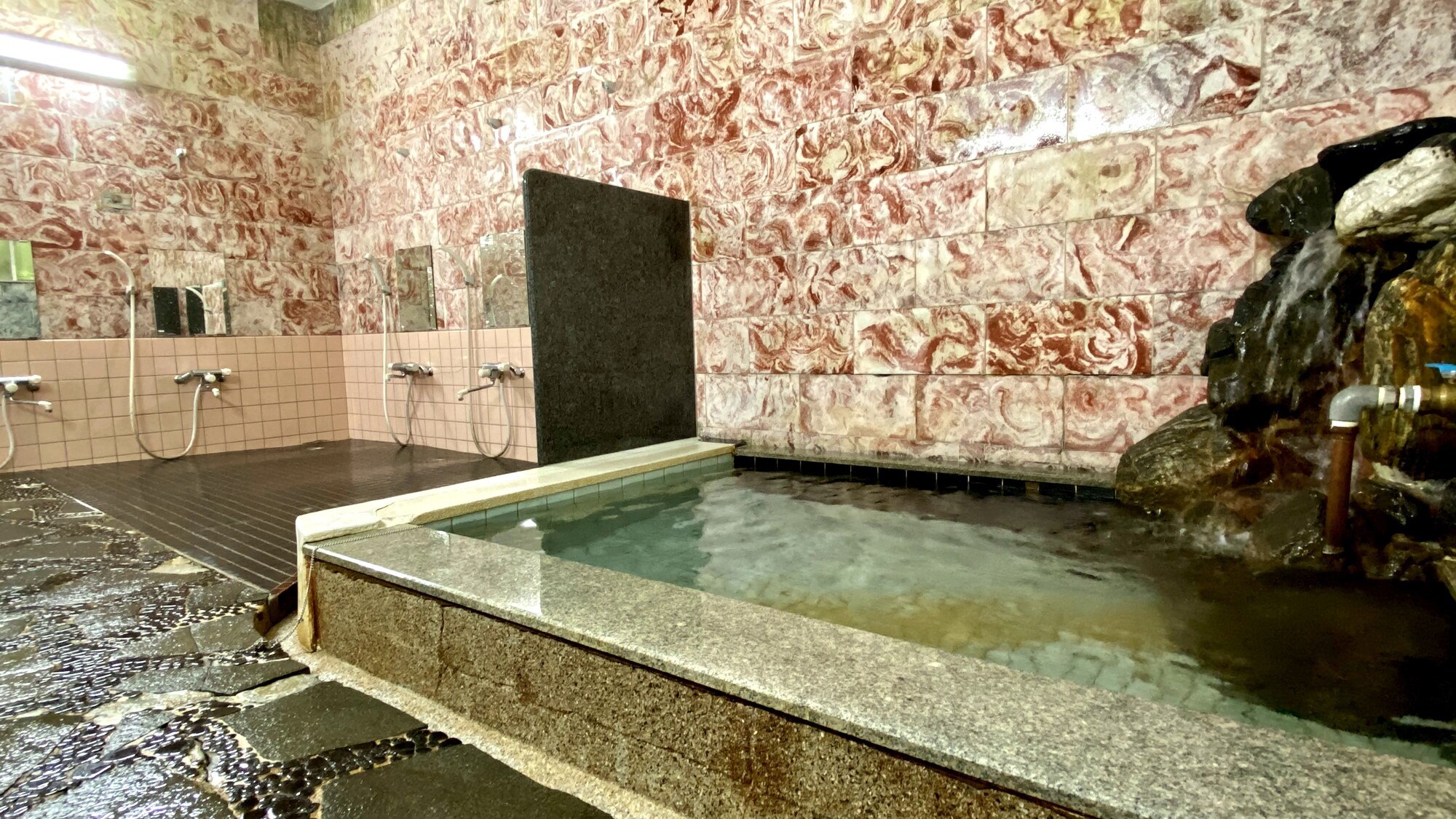 [Large public bath] A spacious stone bath.