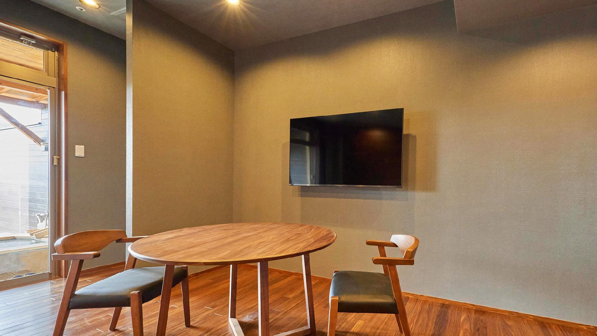 ・[Rin: Guest room] Equipped with a table and chair for two. Can be used for coffee breaks, socializing, etc.