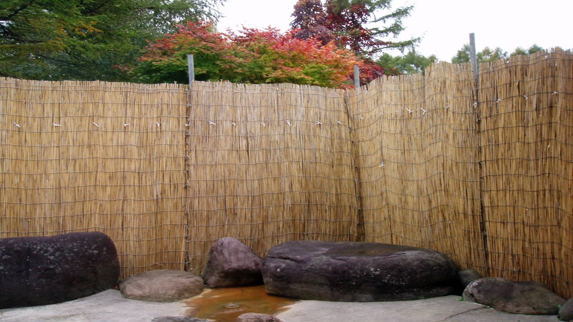 *Private open-air bath *Limited to mid-May to late October (closed in winter) Price: 1,050 yen per group for 40 minutes *Mid-May