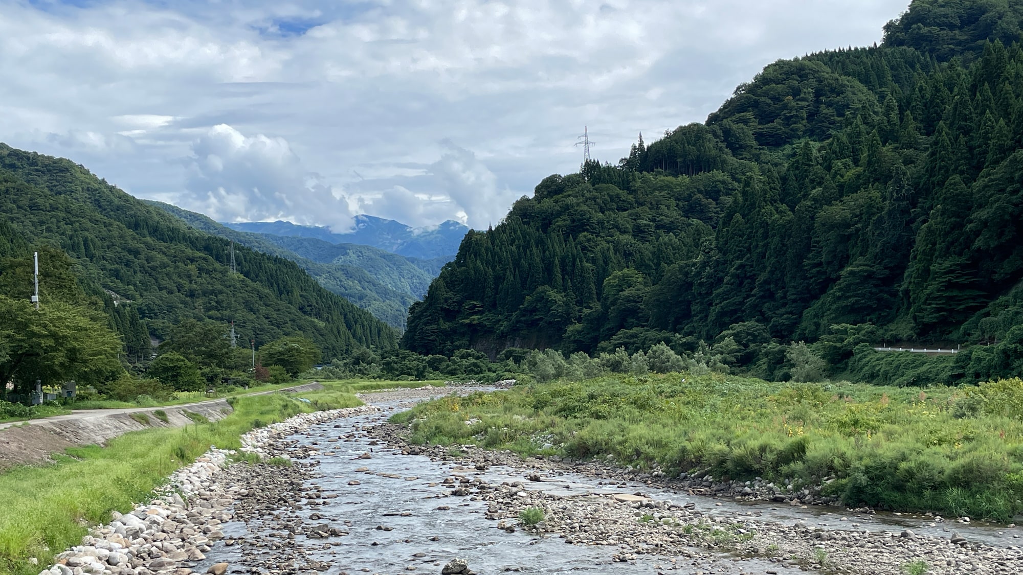 [最佳观赏时间为6月初至9月初] 我们的酒店位于一条叫做小川的河流沿岸。呢喃的声音在我耳边听起来很悦耳。
