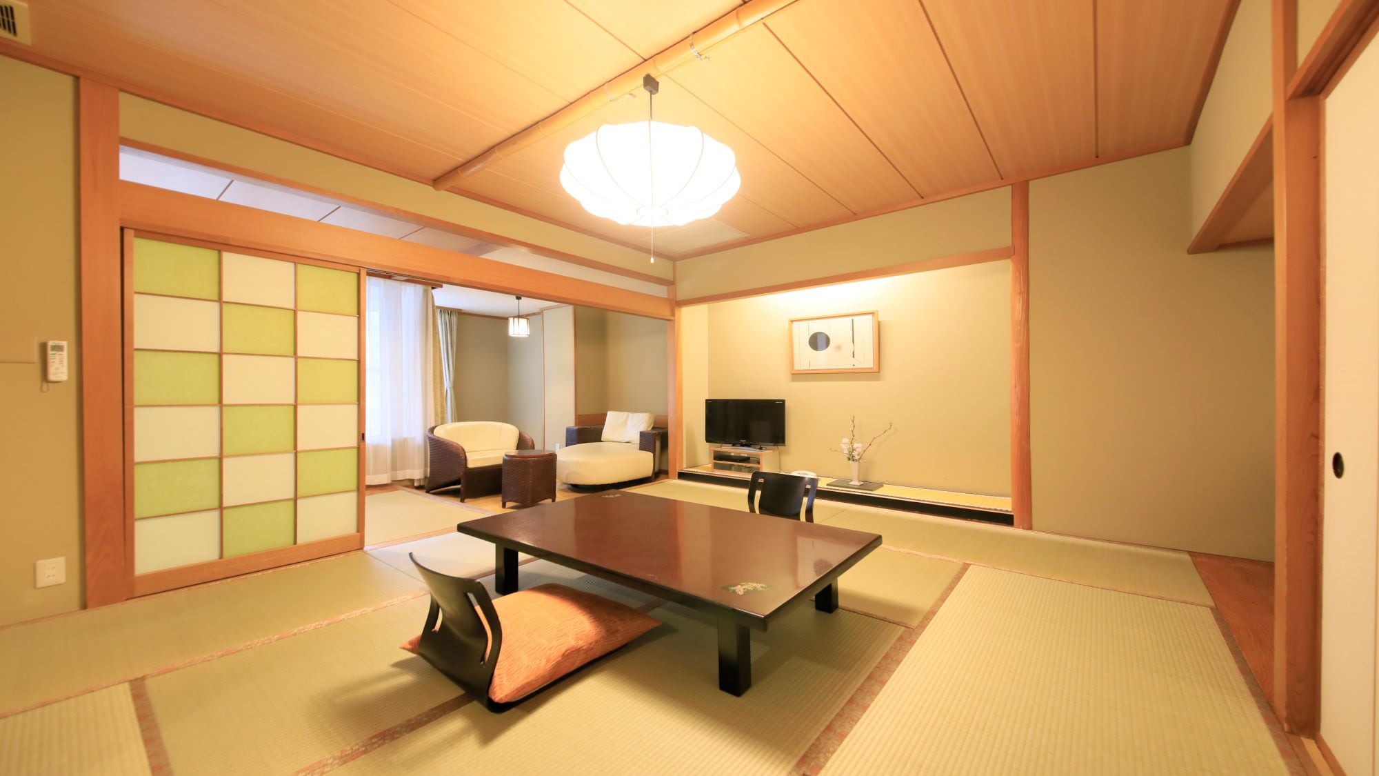 Kamar bergaya Jepang yang sedikit lebih besar dengan 10 hingga 15 tikar tatami + pelek lebar (contoh) dapat digunakan hingga 6 orang.