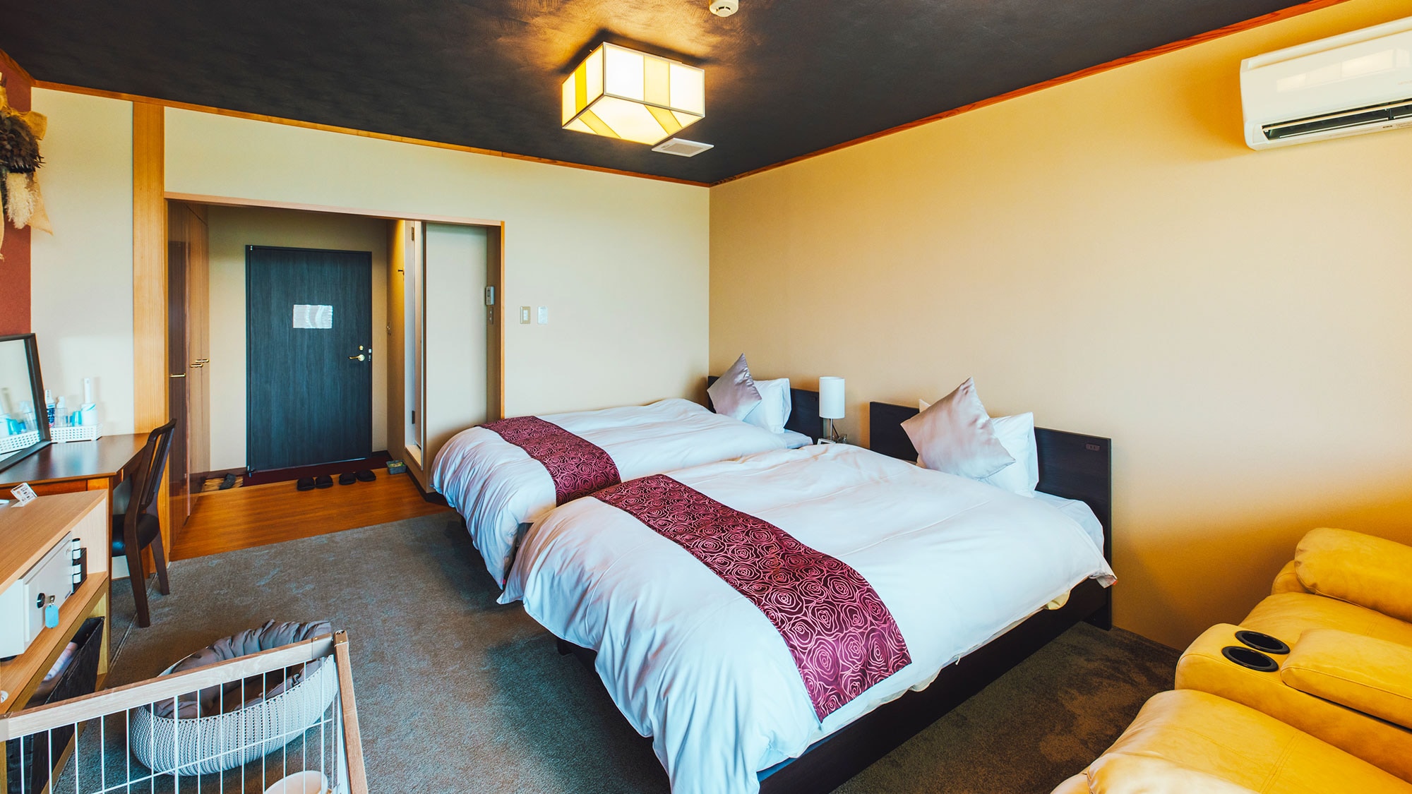 [Standard Twin] Enjoy a relaxing sleep with two wide single beds.