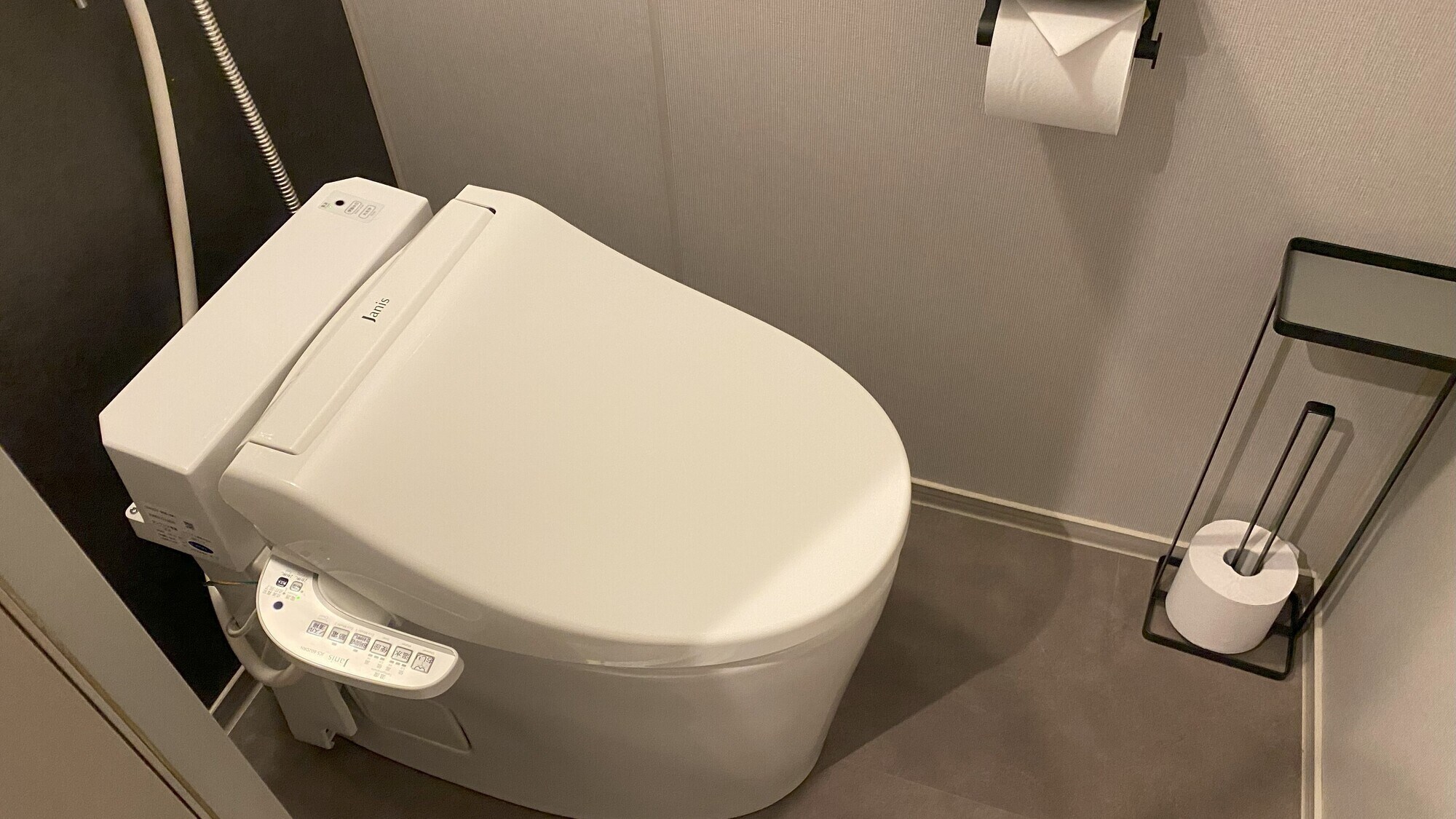 Tháng 4 năm 2025 Phòng khách được cải tạo (nhà vệ sinh)