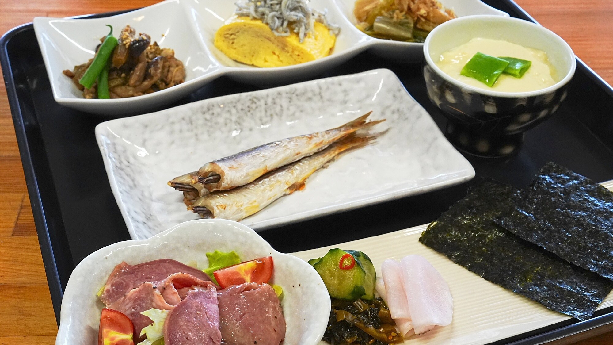 *【Sarapan (Contoh)】Sarapan Jepang yang menampilkan ikan bakar yang harum dan lauk pauk buatan sendiri.