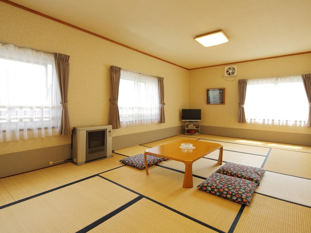 Large Japanese-style room