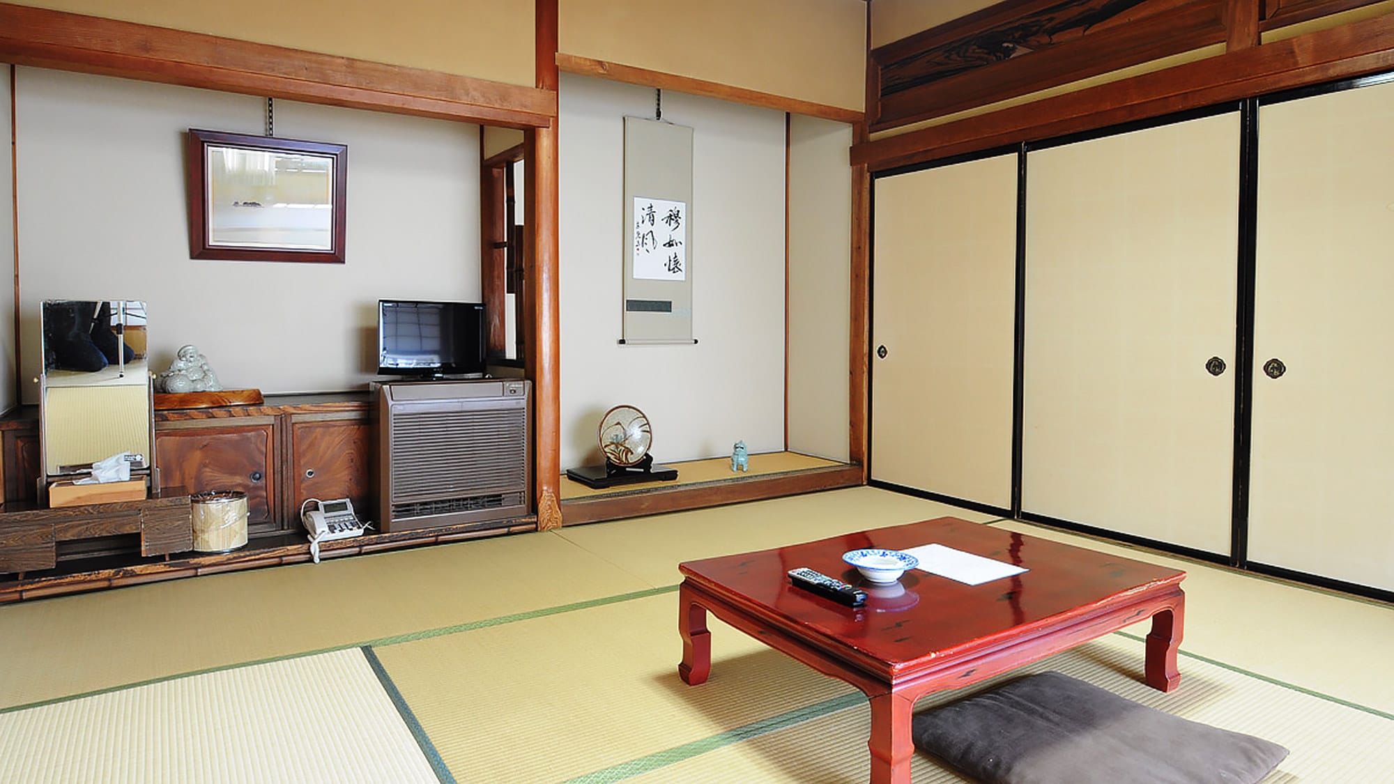 [Japanese-style room 8 tatami mats] Old-fashioned pure Japanese-style room * Please note that this room cannot be locked because it does not have a key.