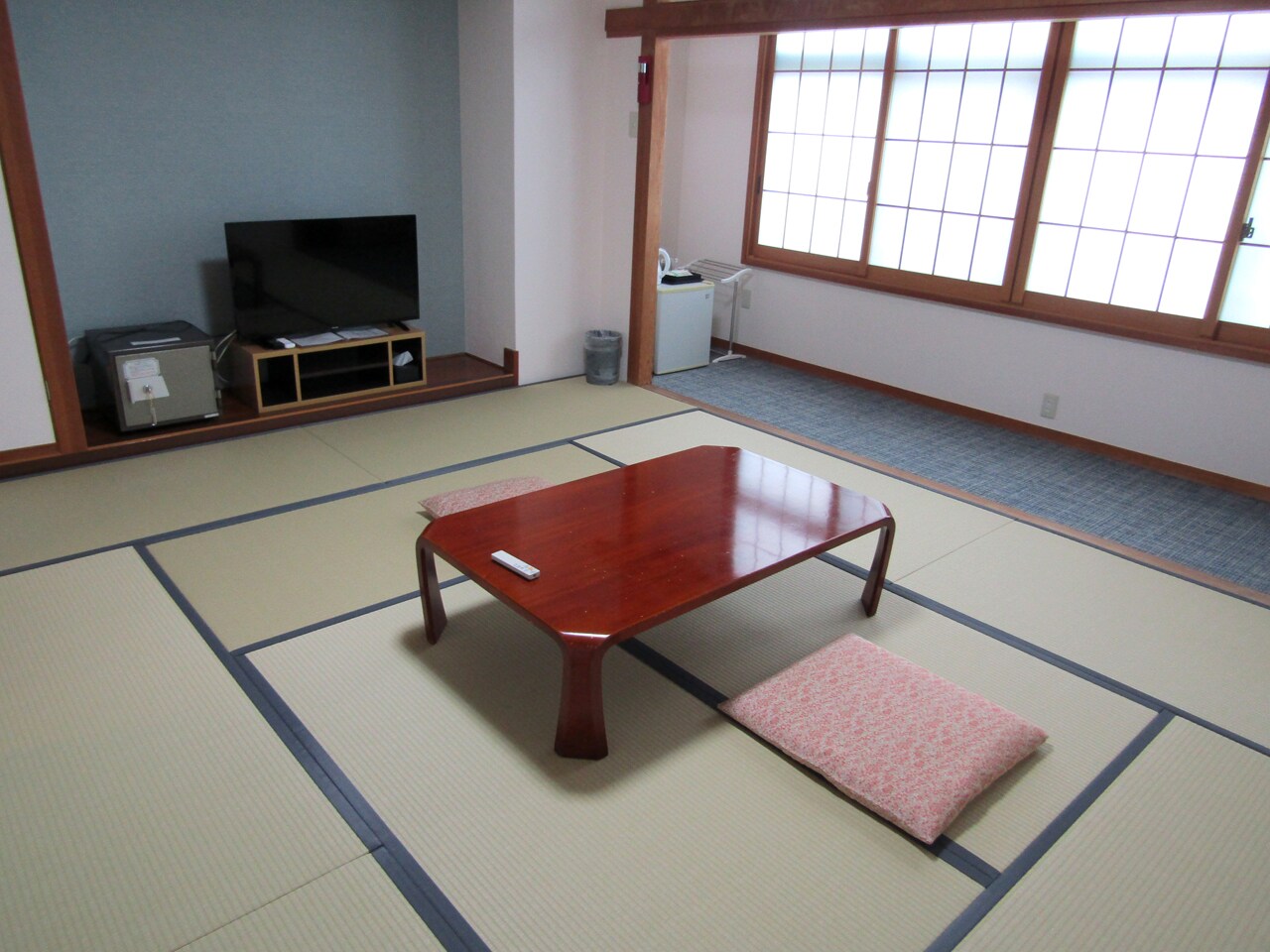 Phòng theo phong cách Nhật Bản với 10 chiếu tatami + sàn nâng nhìn ra sông 2 chiếu tatami