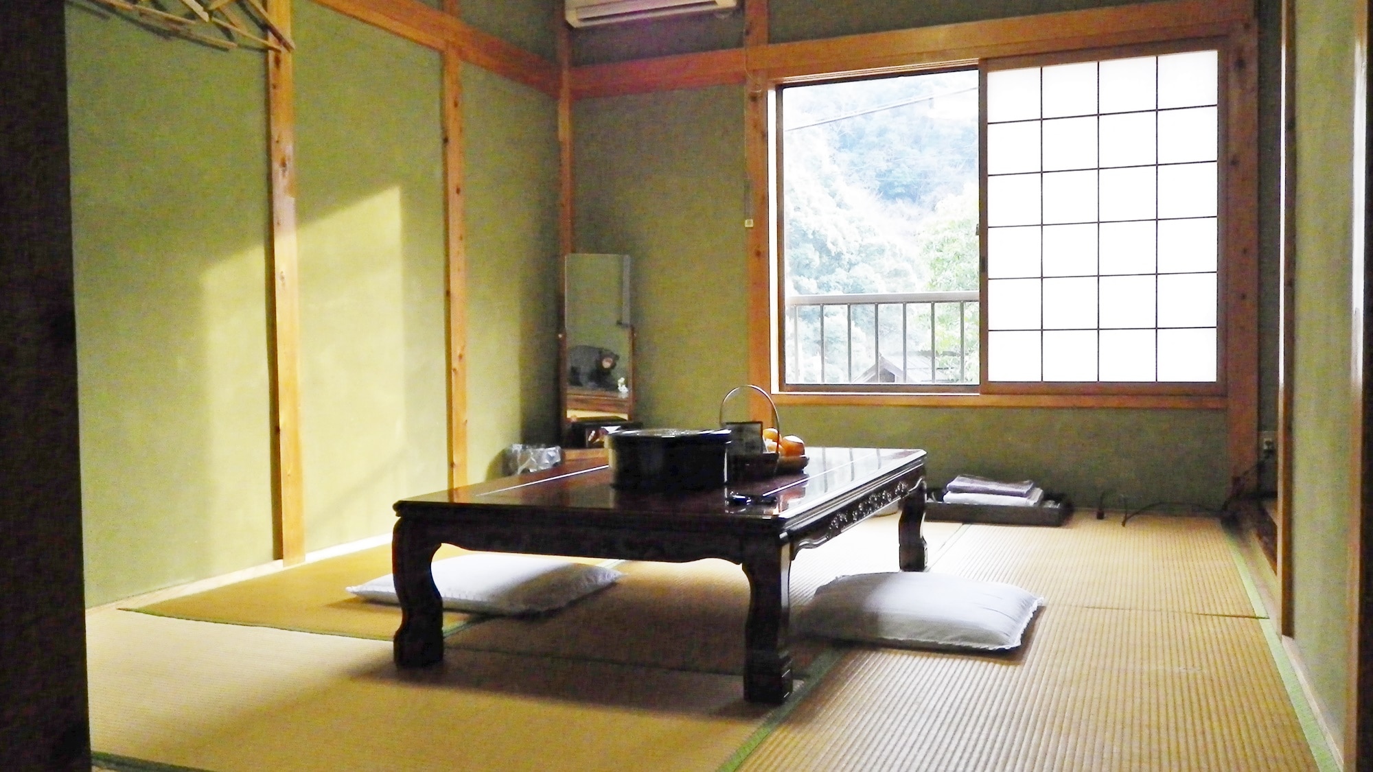 *[Guest room example]