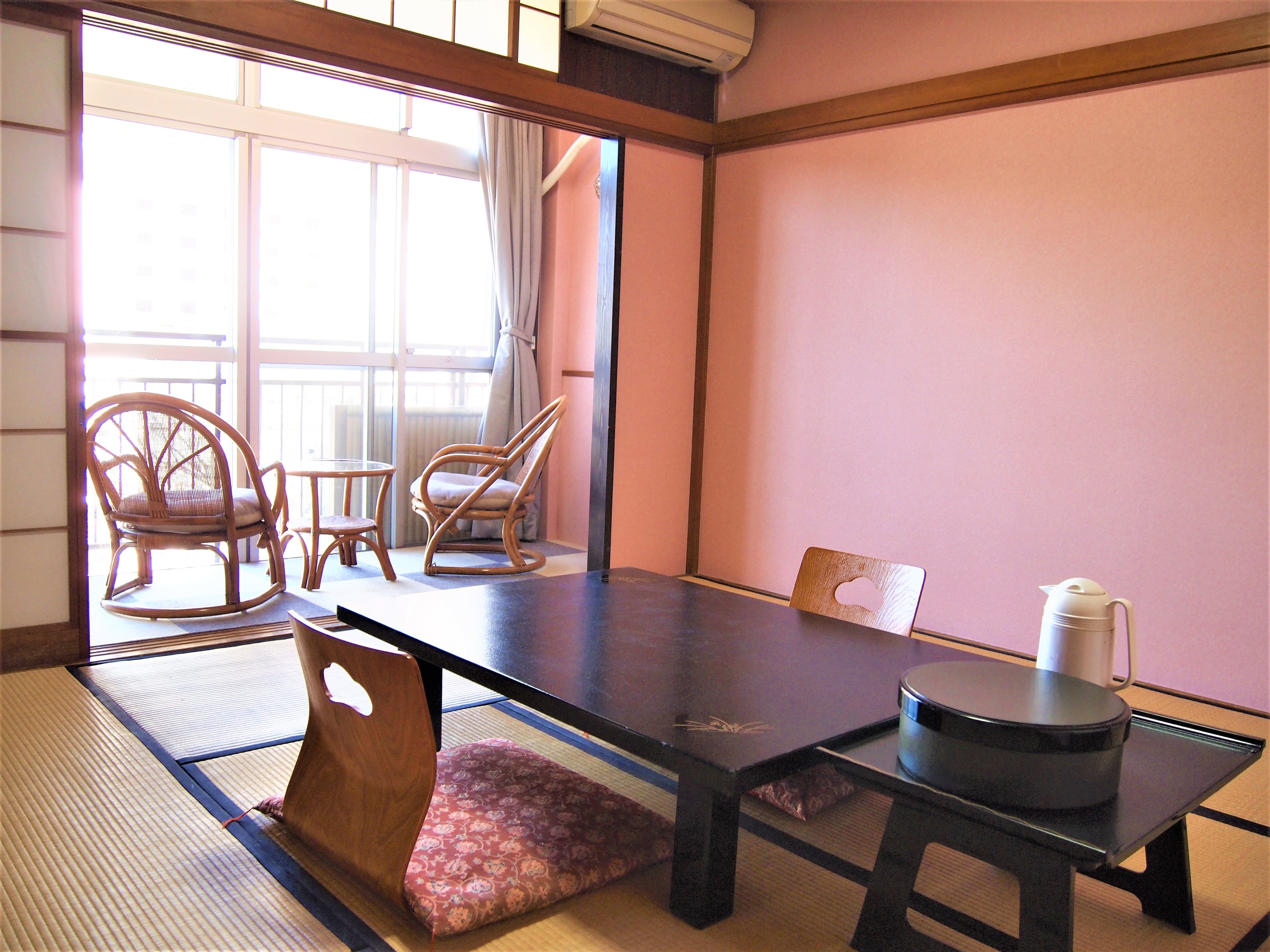 Japanese-style room 8 tatami mats (2 rooms on the 2nd floor)