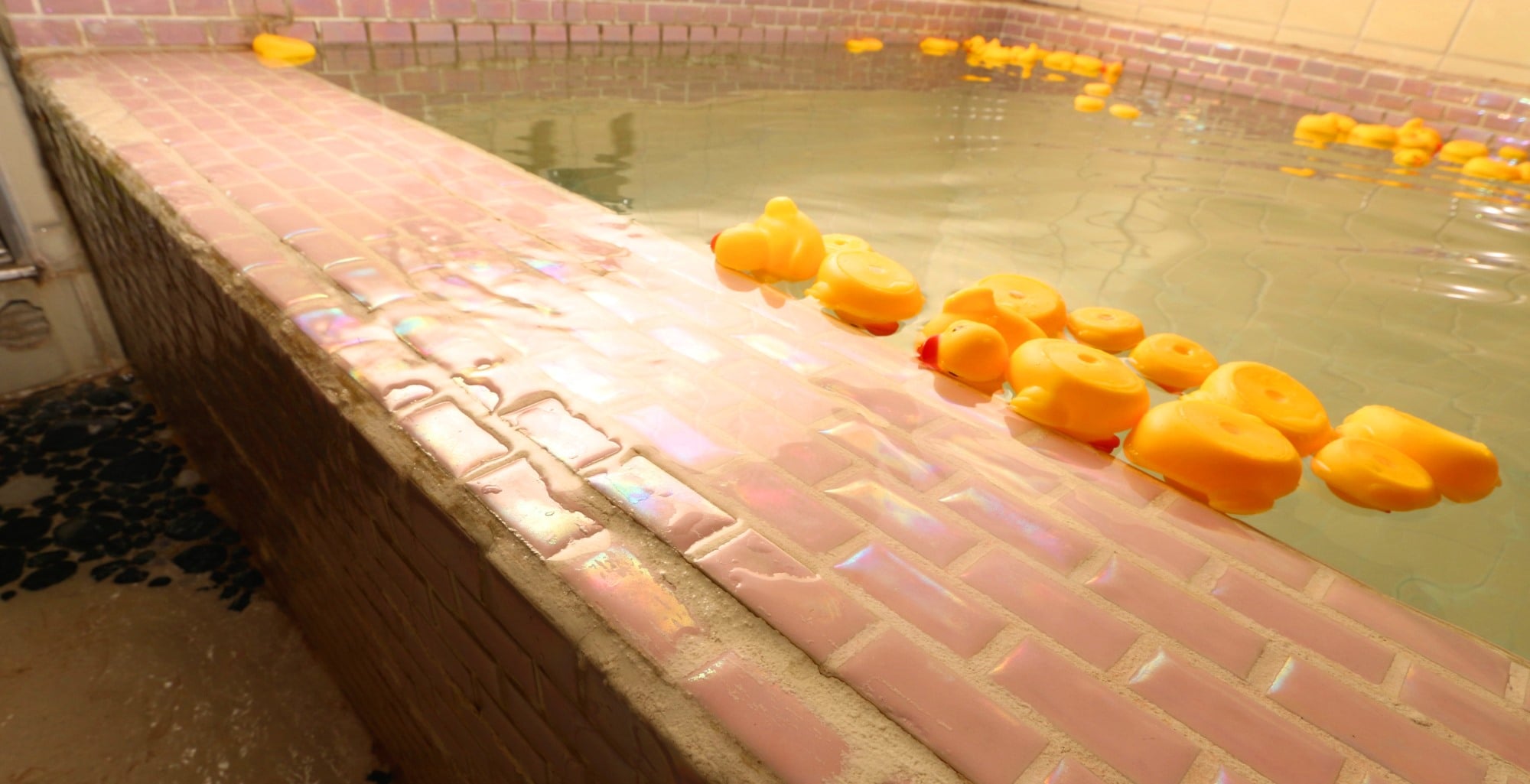 A bath with natural Usami Onsen hot spring water flowing directly from the source. Can be rented for free.